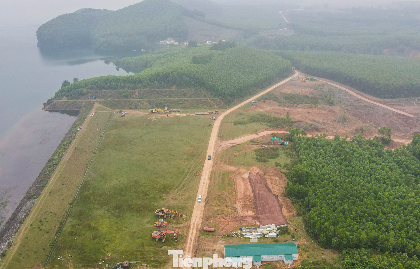 Máy móc san gạt, nâng cấp, sửa chữa khu vực tràn Dốc Miếu. Máy móc san gạt, nâng cấp, sửa chữa khu vực tràn Dốc Miếu.