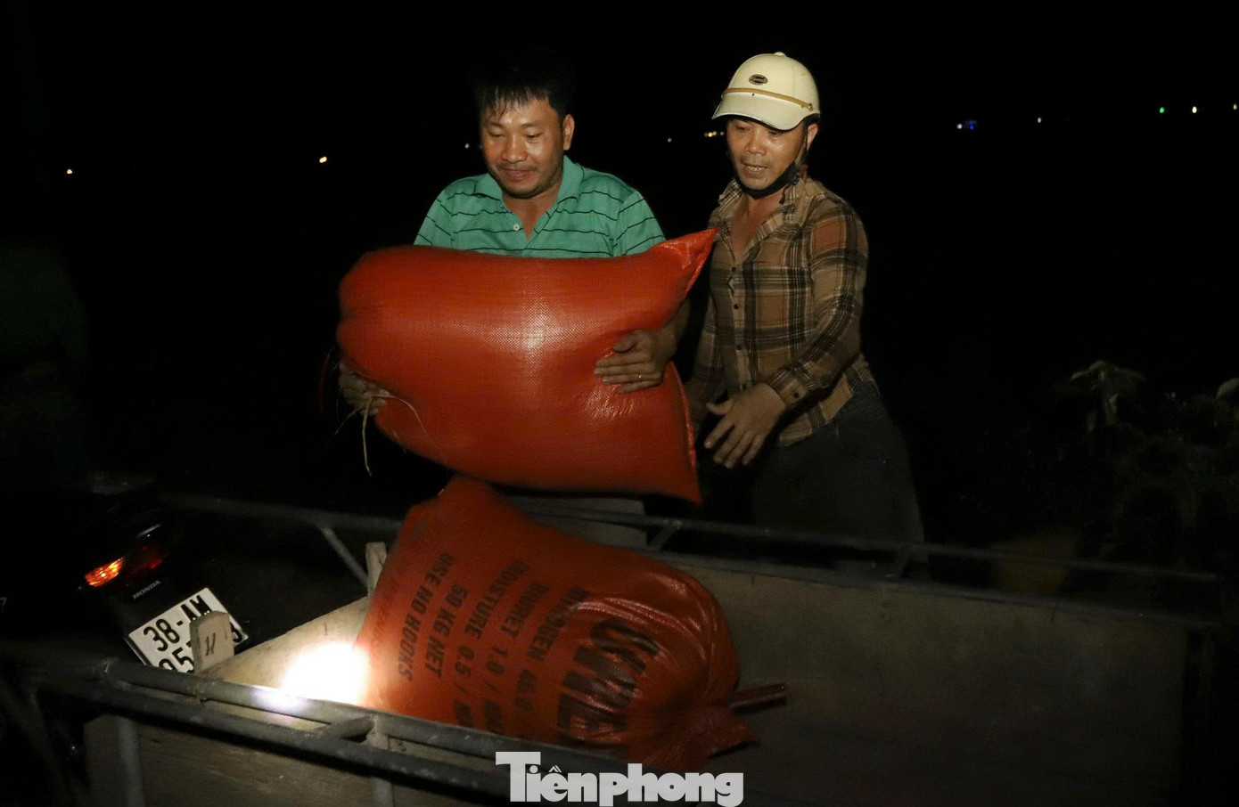 Thời gian thu hoạch lúa vào buổi tối thường bắt đầu từ lúc 18h30 và kết thúc vào lúc 23h. Theo dự báo từ Đài Khí tượng thủy văn Hà Tĩnh, từ nay tới 23/5, thời tiết khá tốt cho việc thu hoạch lúa của bà con nông dân khi nhiều nơi nắng nóng, một vài nơi vẫn có thể có mưa rào và dông nhẹ nhưng chủ yếu miền núi và mưa không lớn, diện hẹp.