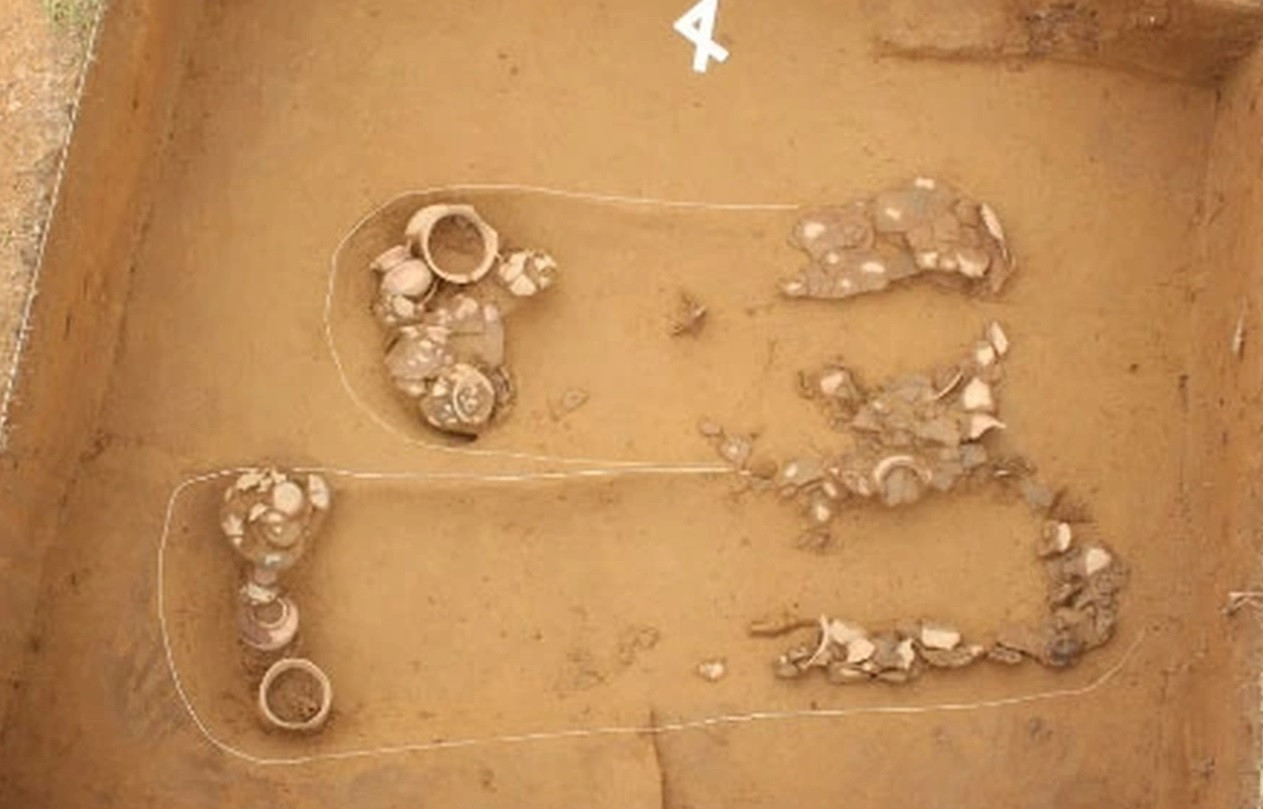 Tại di tích Bãi Cọi, các ngôi mộ huyệt đất - mang đặc điểm táng thức đặc trưng của cư dân Đông Sơn có niên đại muộn hơn, và chiếm tỷ lệ lớn hơn đã cho thấy ảnh hưởng mạnh mẽ của văn hoá Đông Sơn trong táng tục của cư dân Bãi Cọi. Trong hai ngôi mộ này, đồ tuỳ táng được sắp xếp theo khu vực an táng người chết và khu vực xung quanh mộ (tùy táng). Bên trong khu vực an táng người chết gồm các loại hình như công cụ, vũ khí, đồ trang sức, còn xung quanh khu vực an táng chủ yếu là đồ gốm như chõ, bình, nồi có nắp đậy, một số được đậy 2 tầng nắp.