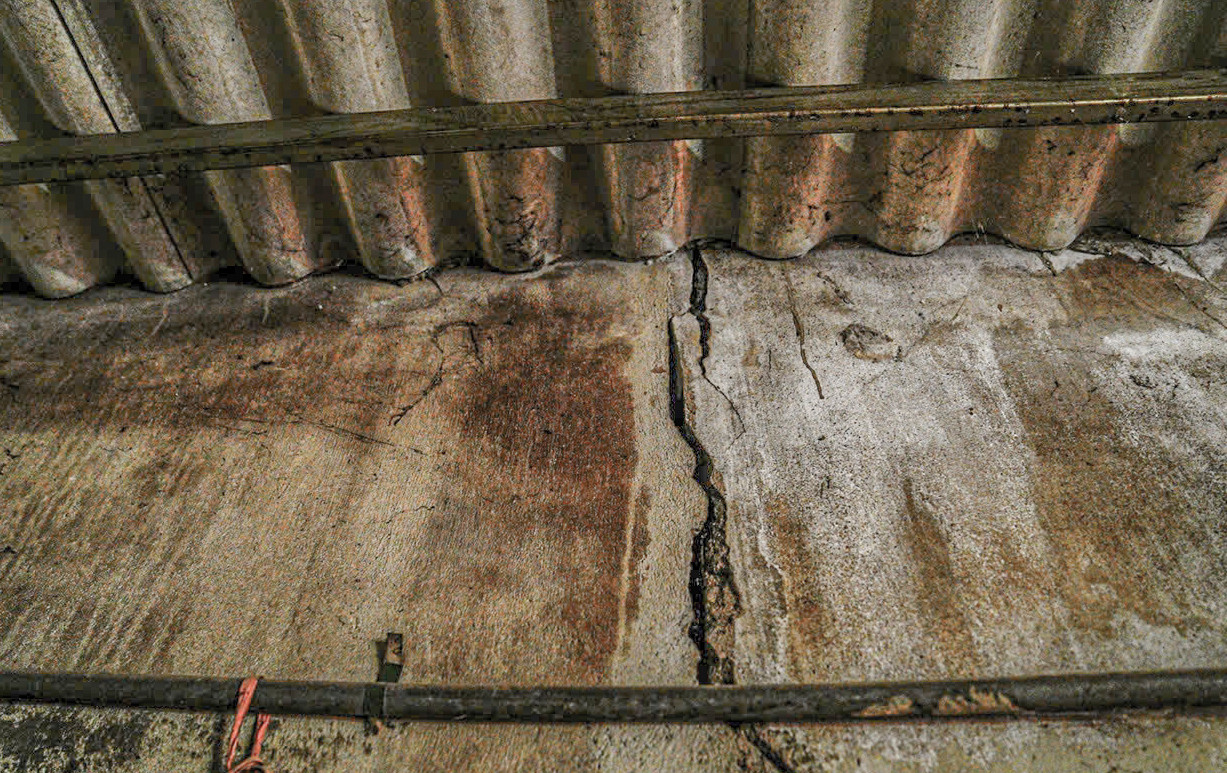 Trao đổi với PV Tiền Phong, ông Nguyễn Khắc Trung – Giám đốc điều hành dự án cao tốc đoạn Hàm Nghi - Vũng Áng thuộc Ban Quản lý dự án Thăng Long (Bộ GTVT) cho biết, qua rà soát có hơn 140 nhà dân và công trình phụ trợ tại một số xã ở huyện Cẩm Xuyên và Kỳ Anh bị ảnh hưởng, xuất hiện các vết nứt trong quá trình thi công.