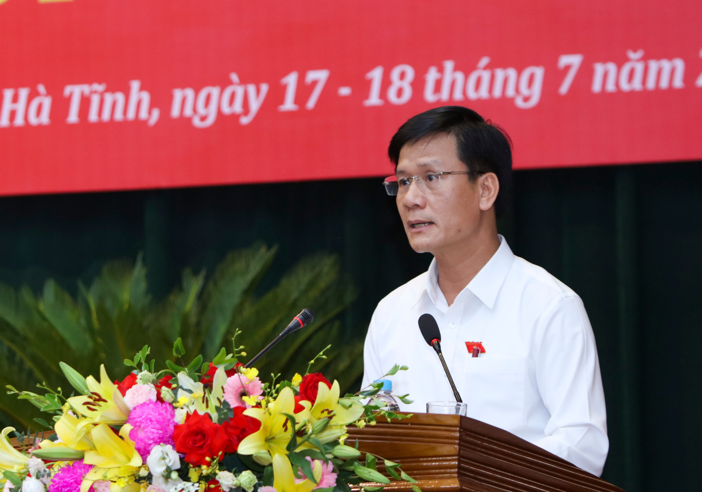 Giám đốc Sở Tài chính tỉnh Hà Tĩnh Trịnh Văn Ngọc trả lời chất vấn.