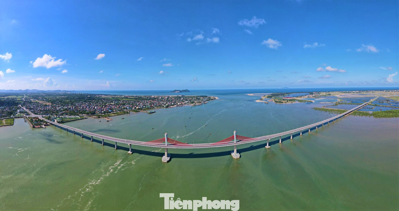 Cầu Cửa Hội bắc qua sông Lam nối Nghệ An - Hà Tĩnh. Cầu Cửa Hội bắc qua sông Lam nối Nghệ An - Hà Tĩnh.