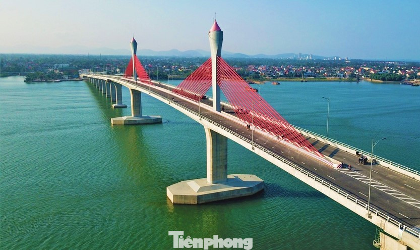 Cầu Cửa Hội sẽ được hai tỉnh lắp đặt hệ thống điện chiếu sáng. Cầu Cửa Hội sẽ được hai tỉnh lắp đặt hệ thống điện chiếu sáng.