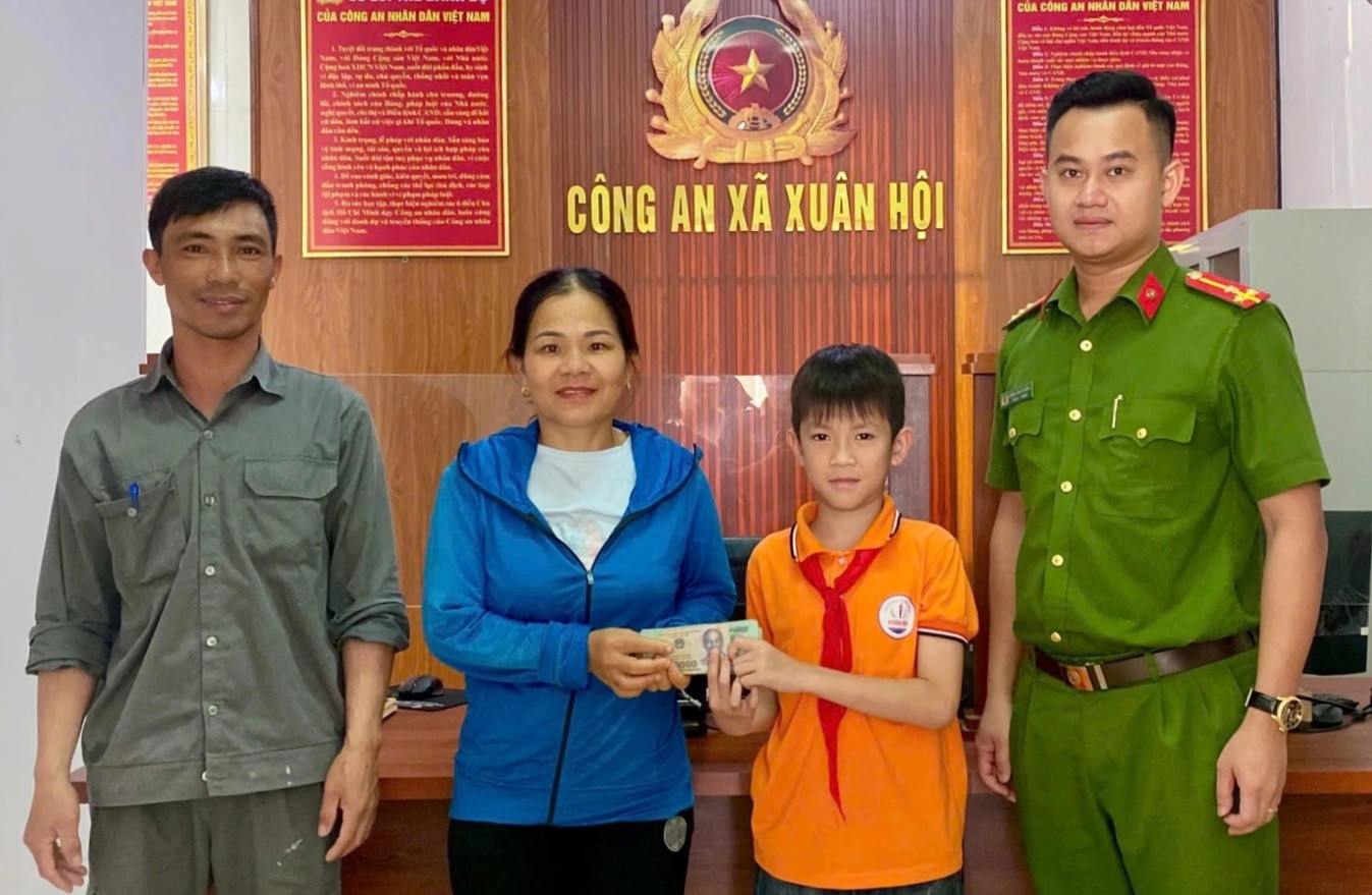 Cháu Duy cùng bố trả lại số tiền cho bà Hường dưới sự chứng kiến của đại diện Công an xã Xuân Hội.