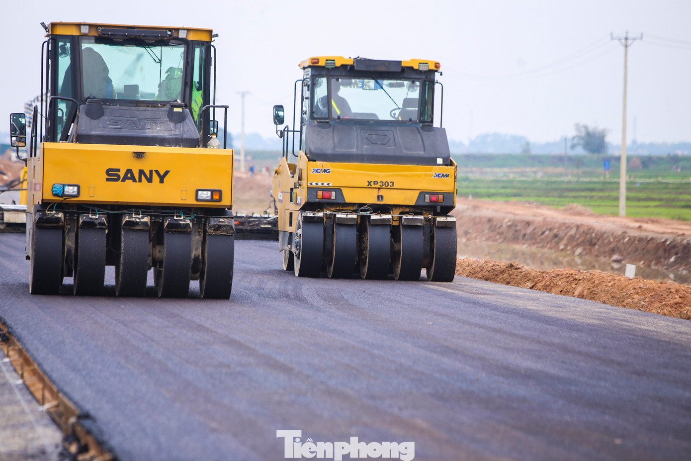 Theo ghi nhận, ngay từ những ngày đầu năm mới, tranh thủ thời tiết nắng ấm, đơn vị thực hiện dự án đã bố trí máy móc, nhân công tranh thủ thảm các lớp bê tông nhựa để kịp tiến độ. Trong hình là gói 11XL thuộc dự án thành phần đoạn Hàm Nghi – Vũng Áng qua huyện Cẩm Xuyên đang được thảm những mét nhựa R25 cuối và tiến hành 2 lớp nhựa C19, C16.