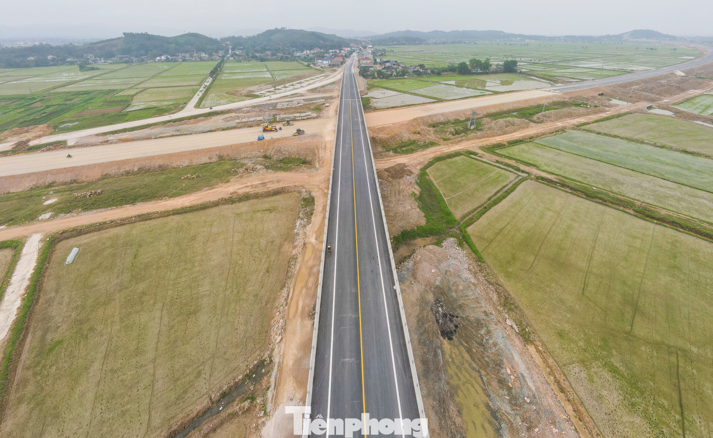 Hạng mục cầu vượt quốc lộ 15 qua xã Sơn Lộc (huyện Can Lộc) thuộc đoạn tuyến Bãi Vọt – Hàm Nghi đã hoàn thiện, thông xe trước Tết Nguyên đán để nhà thầu thực hiện xây dựng phần nền tuyến cao tốc.