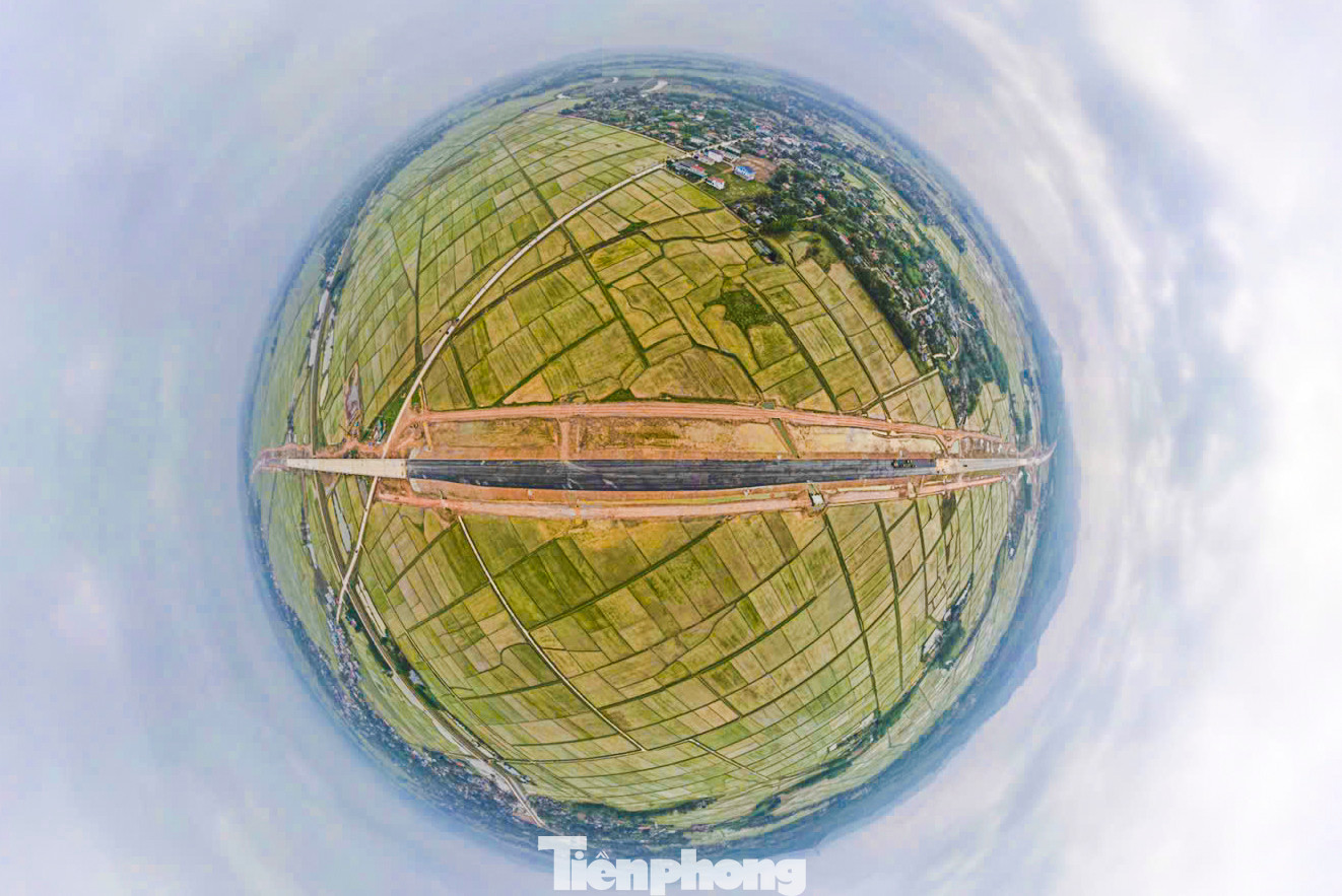 Ông Nguyễn Khắc Trung – Giám đốc điều hành dự án cao tốc đoạn Hàm Nghi - Vũng Áng thuộc Ban Quản lý dự án Thăng Long (Bộ GTVT), cho biết, đến nay đoạn tuyến đã đạt khoảng 79% khối lượng đề ra. Khoảng tháng 3, tuyến chính dự án sẽ hoàn thành, bàn giao và tiếp tục hoàn thiện toàn dự án.