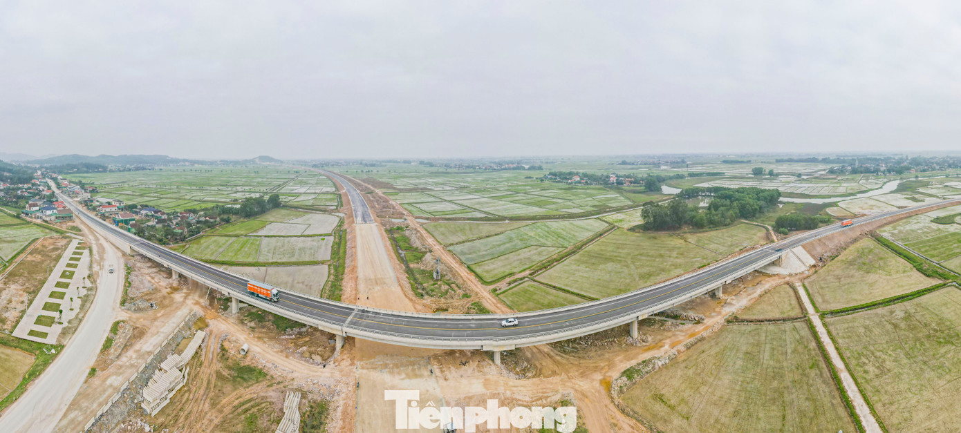 “Các mũi thi công đang nỗ lực hoàn thiện hạng mục được giao. Ngoài việc tăng ca kíp để đảm bảo tiến độ theo hợp đồng để thông xe tuyến chính đúng dịp 30/4, thì chất lượng dự án, từ thời điểm đắp nền, xử lý nền đất yếu, thảm bê tông nhựa đều được đơn vị chú trọng và yêu cầu các kỹ sư theo dõi chặt chẽ vật liệu; cắt cử người kiểm tra kĩ lưỡng từng phần việc cụ thể để khi đưa dự án vào khai thác đảm bảo”, ông Ngọc nói.