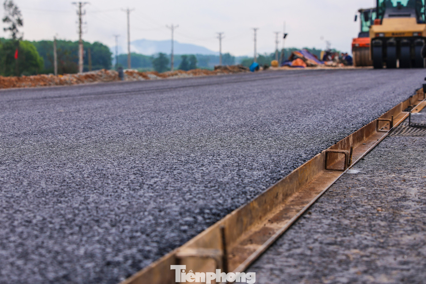 Những mét nhựa R25 dày 10cm cuối cùng trên gói 11XL đang được thảm.