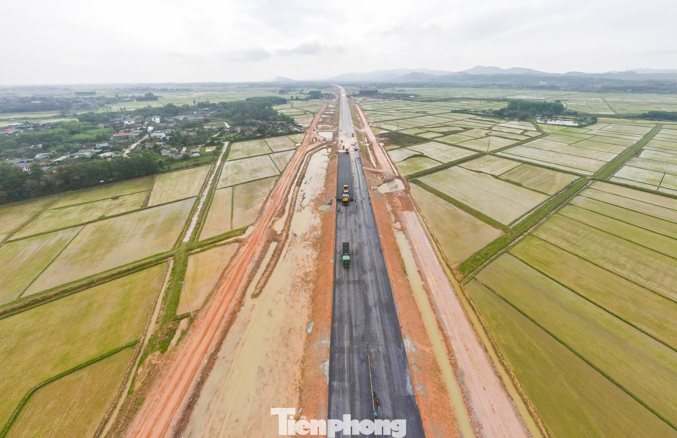 Sau 2 năm thi công, dự án cao tốc qua Hà Tĩnh đã gần hoàn thiện, kịp bàn giao trong tháng 4/2025.