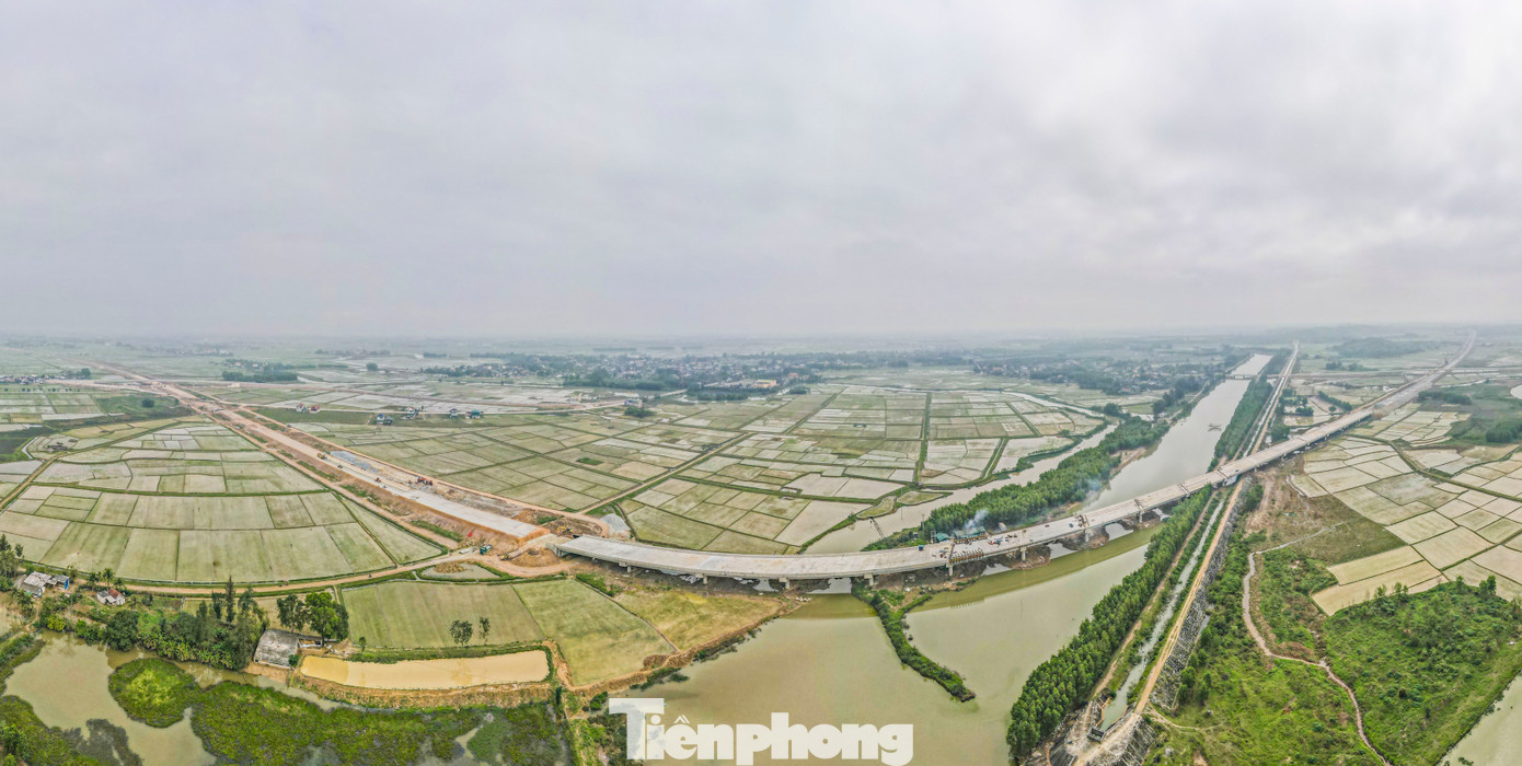 Tại vị trí cầu vượt sông Già thuộc gói thầu XL11 - dự án thành phần cao tốc Bãi Vọt - Hàm Nghi qua xã Sơn Lộc, huyện Can Lộc (Hà Tĩnh), Tổng Công ty 319 - Bộ Quốc phòng đã hoàn thiện lao dầm, chờ thảm mặt cầu.