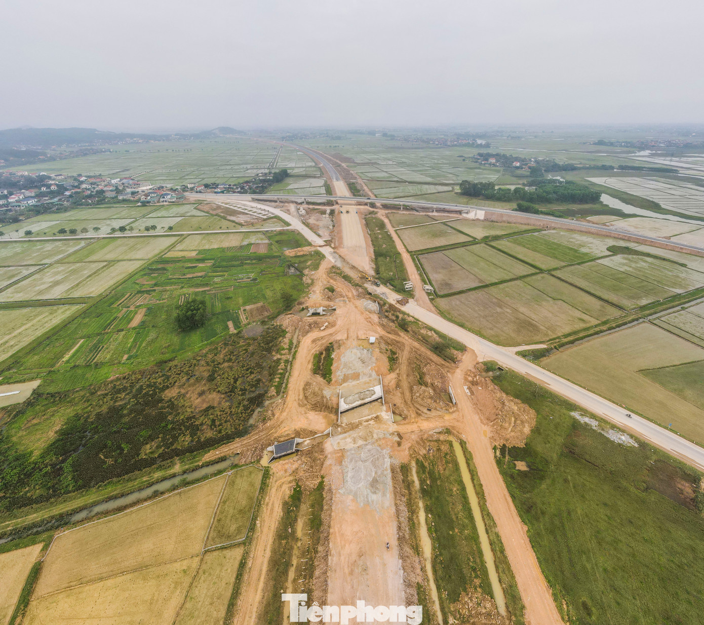 Ông Phạm Bá Ngọc (Tổng Công ty 319) cho biết, đơn vị phụ trách thi công gần 14km đoạn cao tốc Bãi Vọt - Hàm Nghi. Hiện, mặt đường đang được đơn vị cho đắp, gia cố nền, đạt khoảng 79% giá trị khối lượng, trong đó một số vị trí đã vượt tiến độ.