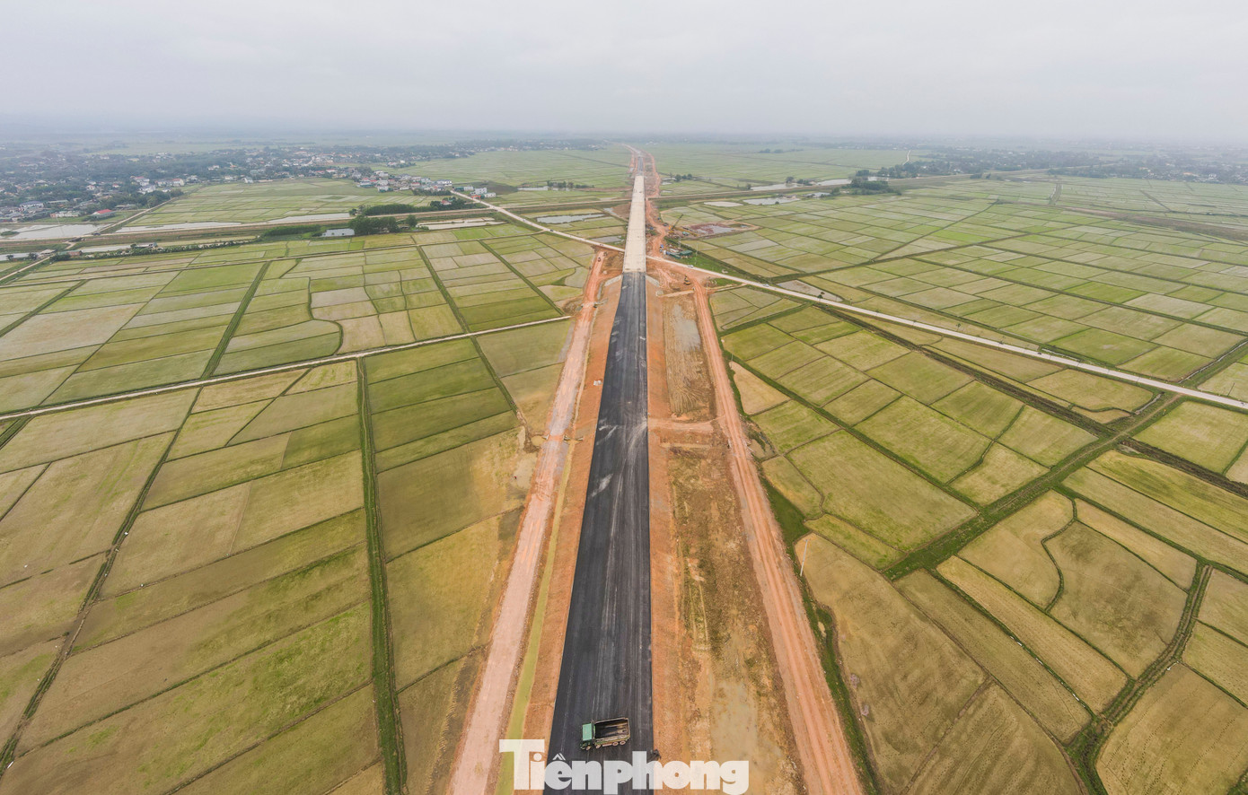 Đại diện doanh nghiệp xây dựng Xuân Trường (đơn vị thực hiện gói thầu 11XL) cho biết: “Sau kỳ nghỉ Tết, đơn vị đã huy động tối đa máy móc, nhân lực, tranh thủ nắng ấm để đẩy tiến độ. Thời gian đến lúc bàn giao không còn nhiều nên đơn vị tranh thủ nắng ấm để thi công xuyên ngày, đêm. Dù bất cứ giá nào sẽ phải hoàn thành bàn giao tuyến chính trước 30/4 và tiếp tục hoàn thiện các hạng mục còn lại”.