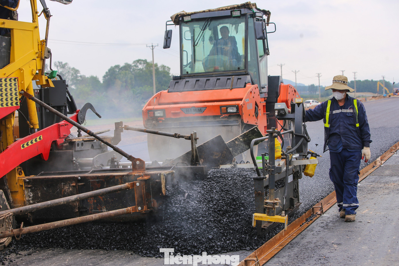 Theo ghi nhận, ngay từ những ngày đầu năm mới, tranh thủ thời tiết nắng ấm, đơn vị thực hiện dự án đã bố trí máy móc, nhân công tranh thủ thảm các lớp bê tông nhựa để kịp tiến độ. Trong hình là gói 11XL thuộc dự án thành phần đoạn Hàm Nghi – Vũng Áng qua huyện Cẩm Xuyên đang được thảm những mét nhựa R25 cuối và tiến hành 2 lớp nhựa C19, C16.