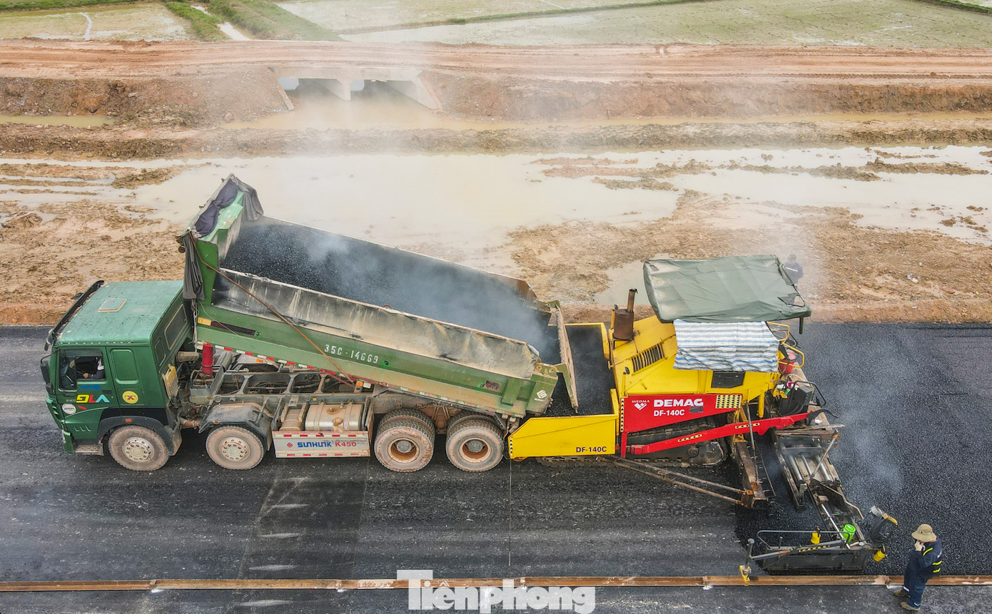 Theo ghi nhận, ngay từ những ngày đầu năm mới, tranh thủ thời tiết nắng ấm, đơn vị thực hiện dự án đã bố trí máy móc, nhân công tranh thủ thảm các lớp bê tông nhựa để kịp tiến độ. Trong hình là gói 11XL thuộc dự án thành phần đoạn Hàm Nghi – Vũng Áng qua huyện Cẩm Xuyên đang được thảm những mét nhựa R25 cuối và tiến hành 2 lớp nhựa C19, C16.