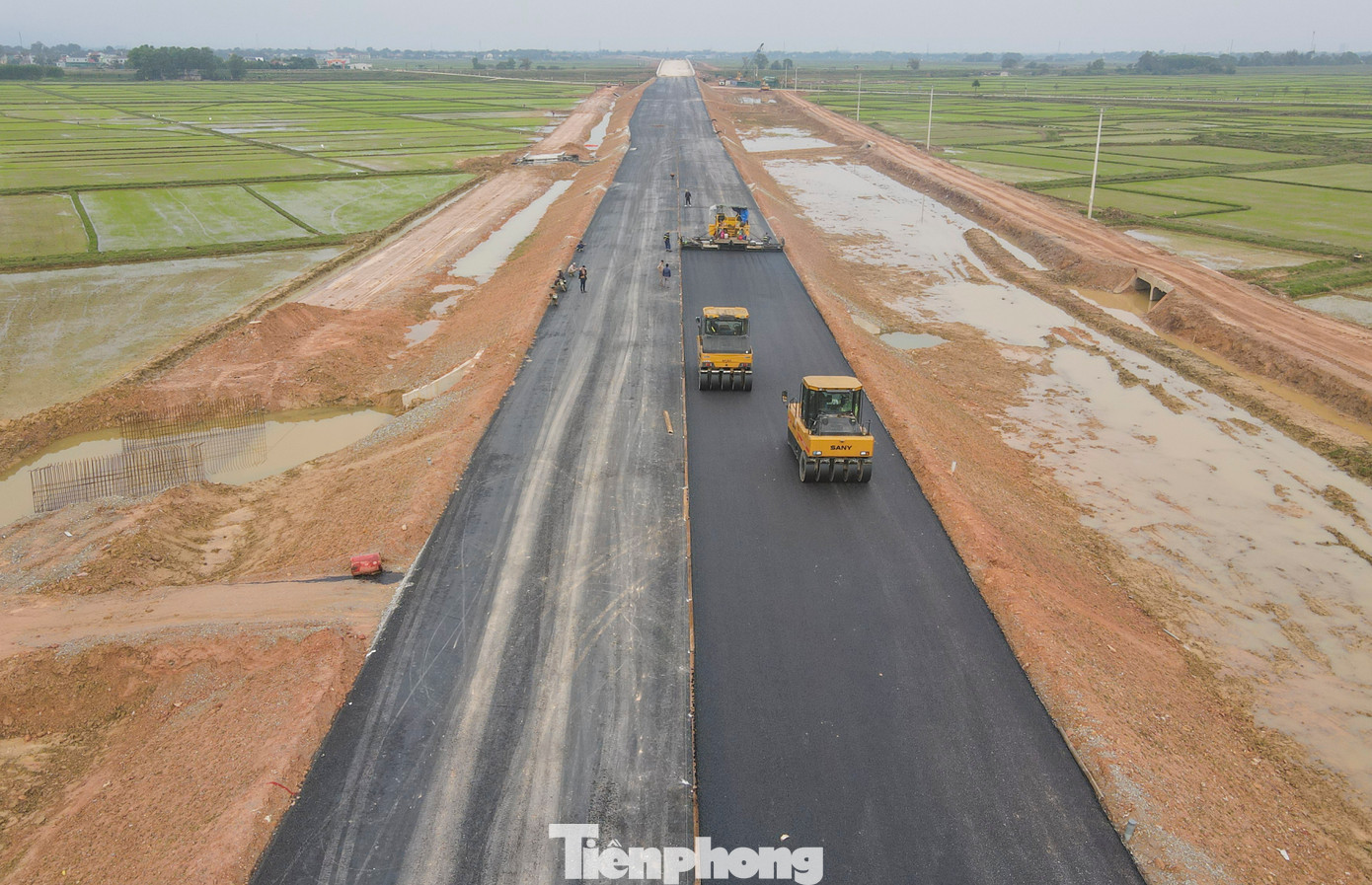 Những ngày đầu năm mới Ất Tỵ 2025, trên công trường cao tốc Bắc – Nam nhánh phía Đông qua Hà Tĩnh nhộn nhịp máy móc, công nhân trở lại làm việc sau kỳ nghỉ Tết.