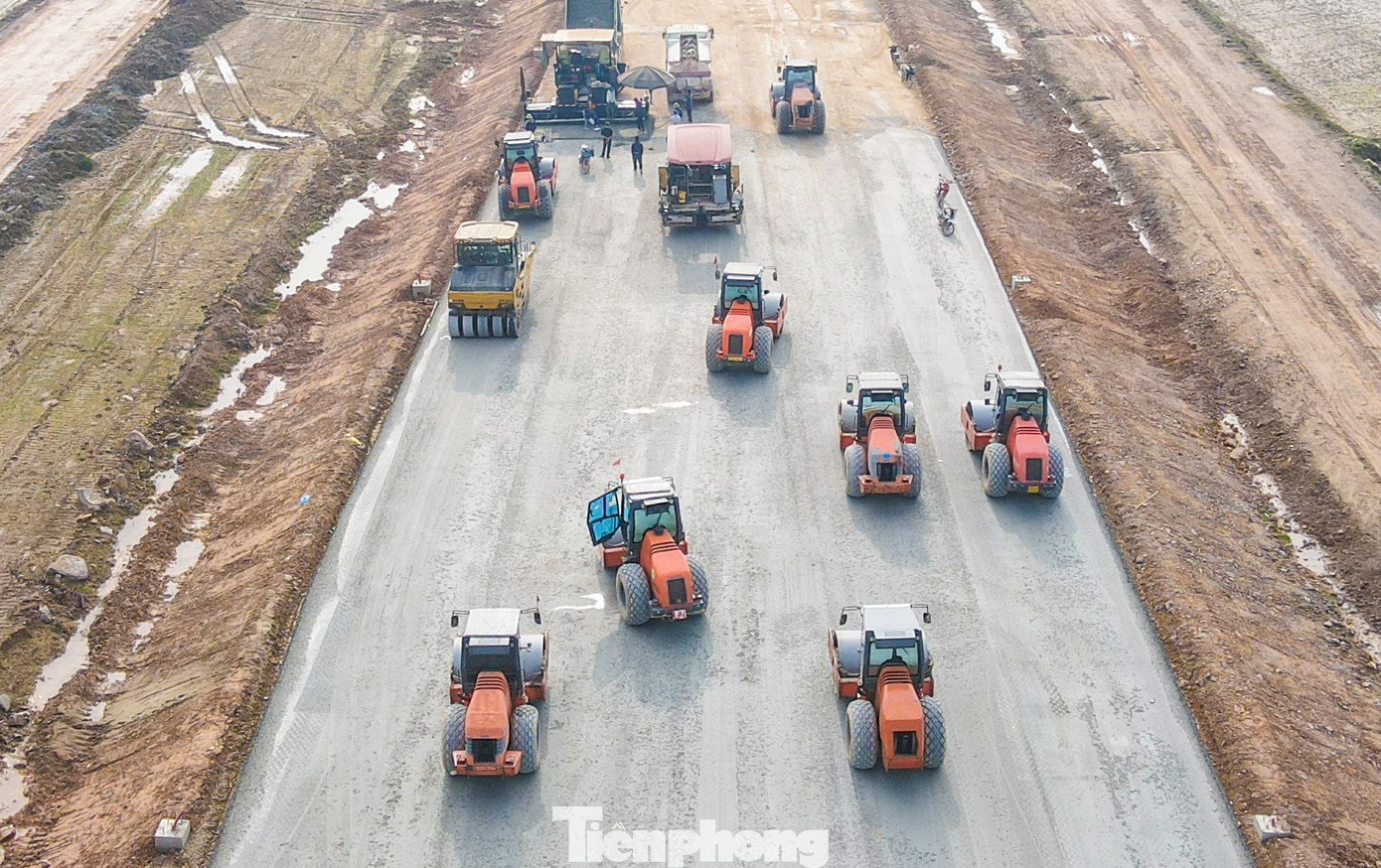 Cao tốc Bắc - Nam phía Đông, giai đoạn 2021 - 2025, qua tỉnh Hà Tĩnh có 3 dự án thành phần, gồm: Bãi Vọt - Hàm Nghi, Hàm Nghi - Vũng Áng và Vũng Áng - Bùng với tổng chiều dài hơn 102km. Dự án được khởi công xây dựng vào tháng 1/2023. Sau 2 năm thi công với tinh thần &quot;vượt nắng thắng mưa&quot;, đến nay, dự án đã cơ bản hoàn thành thảm nhựa tuyến chính.