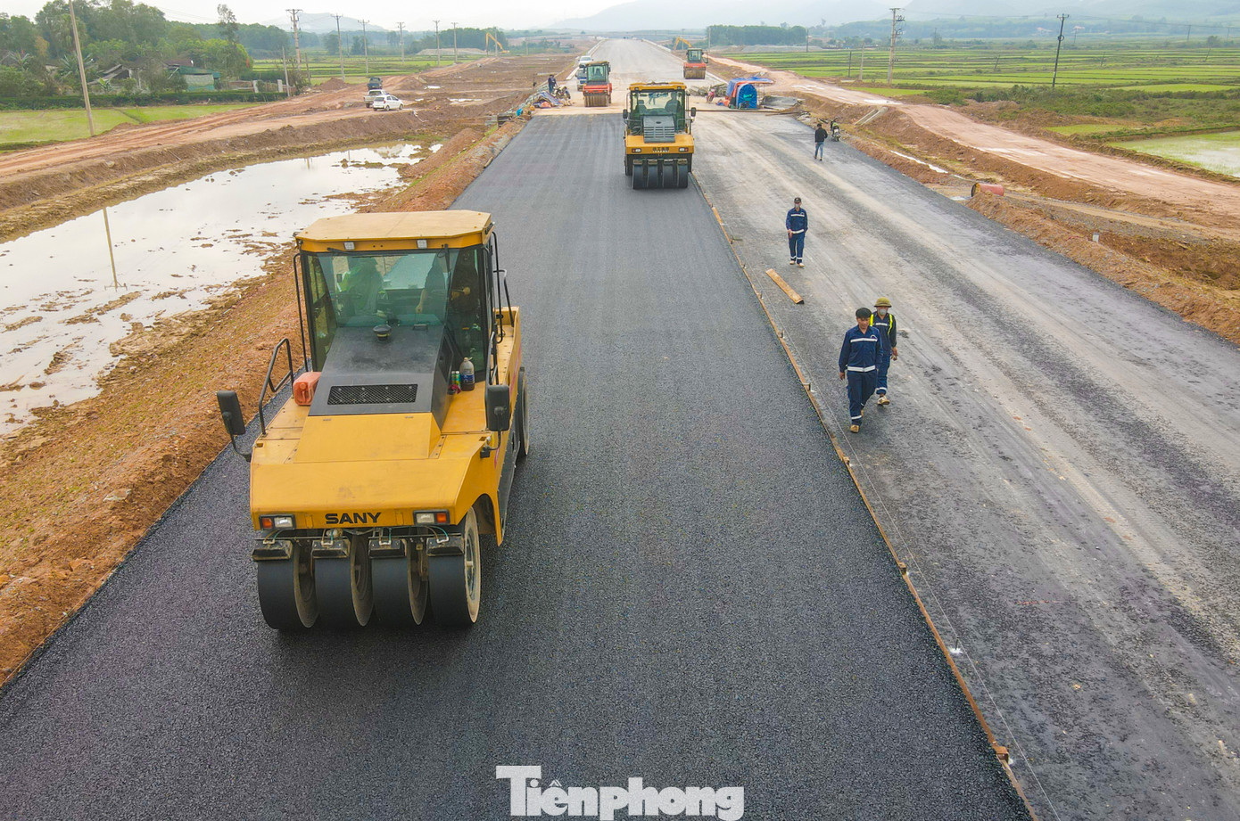 Theo ghi nhận, ngay từ những ngày đầu năm mới, tranh thủ thời tiết nắng ấm, đơn vị thực hiện dự án đã bố trí máy móc, nhân công tranh thủ thảm các lớp bê tông nhựa để kịp tiến độ. Trong hình là gói 11XL thuộc dự án thành phần đoạn Hàm Nghi – Vũng Áng qua huyện Cẩm Xuyên đang được thảm những mét nhựa R25 cuối và tiến hành 2 lớp nhựa C19, C16.