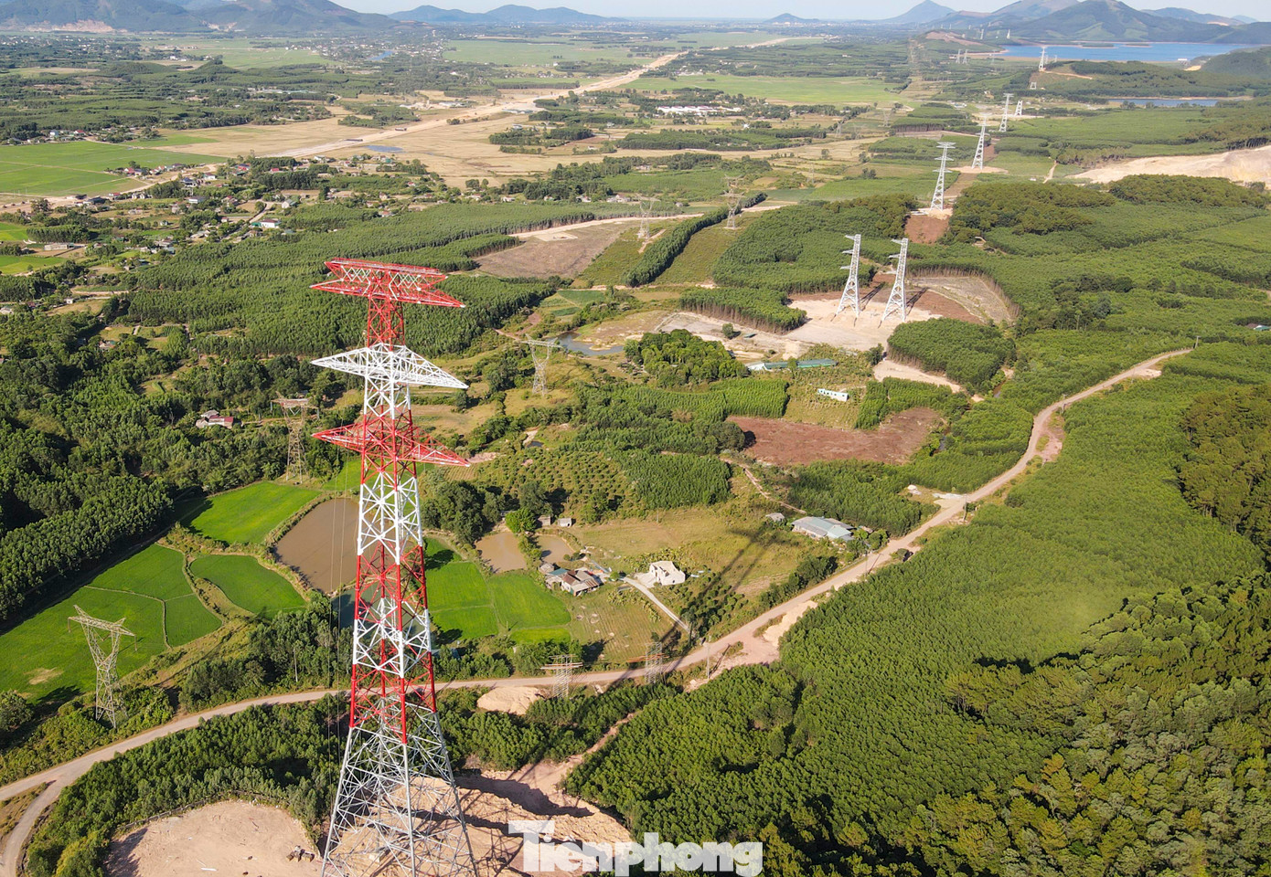 Đại diện Ban Quản lý dự án các công trình điện miền Trung (CPMB - chủ đầu tư dự án đường dây 500 kV mạch 3 đoạn Quảng Trạch - Quỳnh Lưu) cho biết, đến nay đã có 160 cột đã dựng xong, 125 cột đang dựng; 15/113 khoảng néo đã được kéo dây. Hiện, các nhà thầu đang đẩy nhanh tiến độ để sớm hoàn thiện các vị trí đường dây.