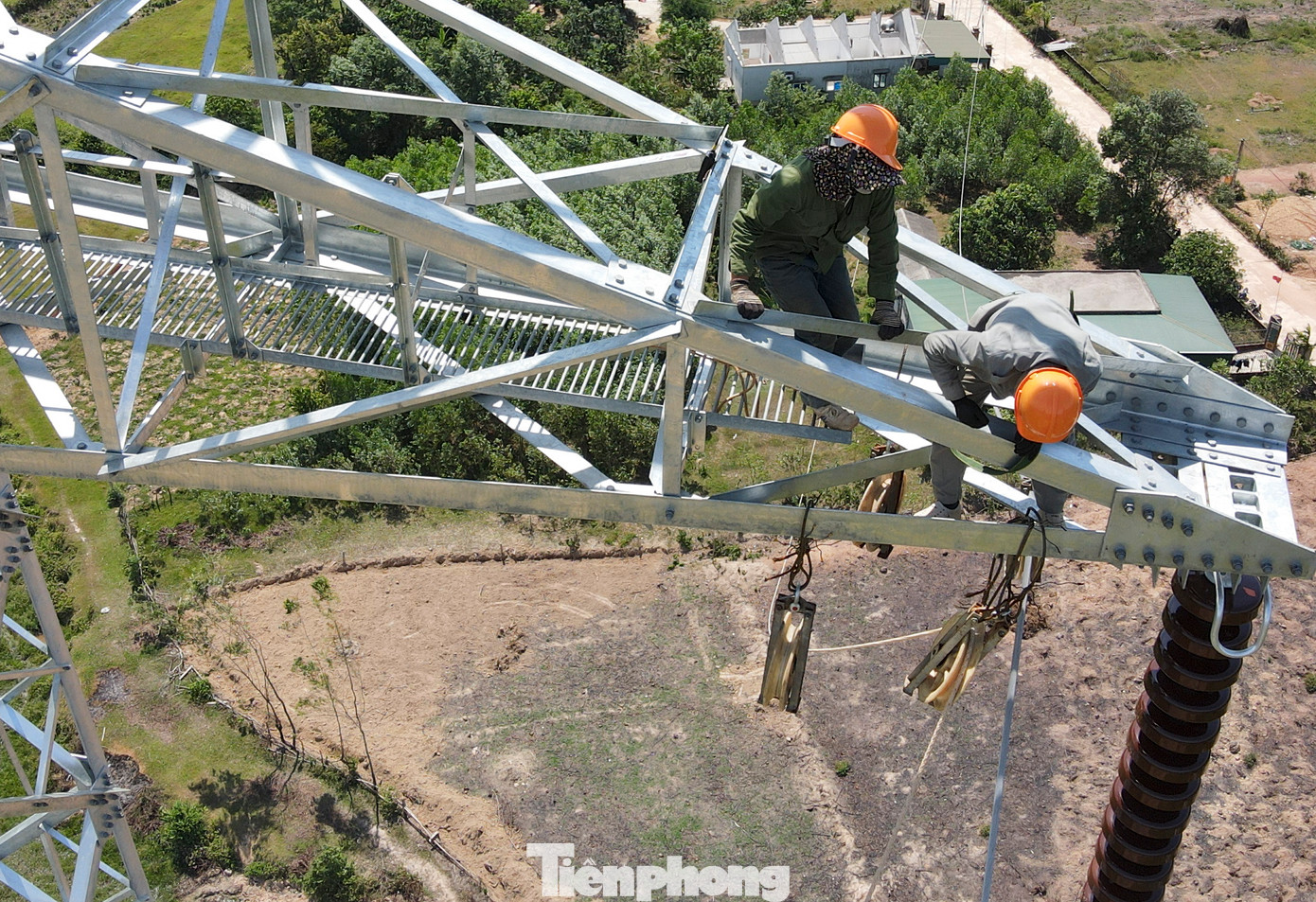 Từng tốp công nhân làm việc xuyên trưa để đảm bảo mục tiêu kéo điện sớm.