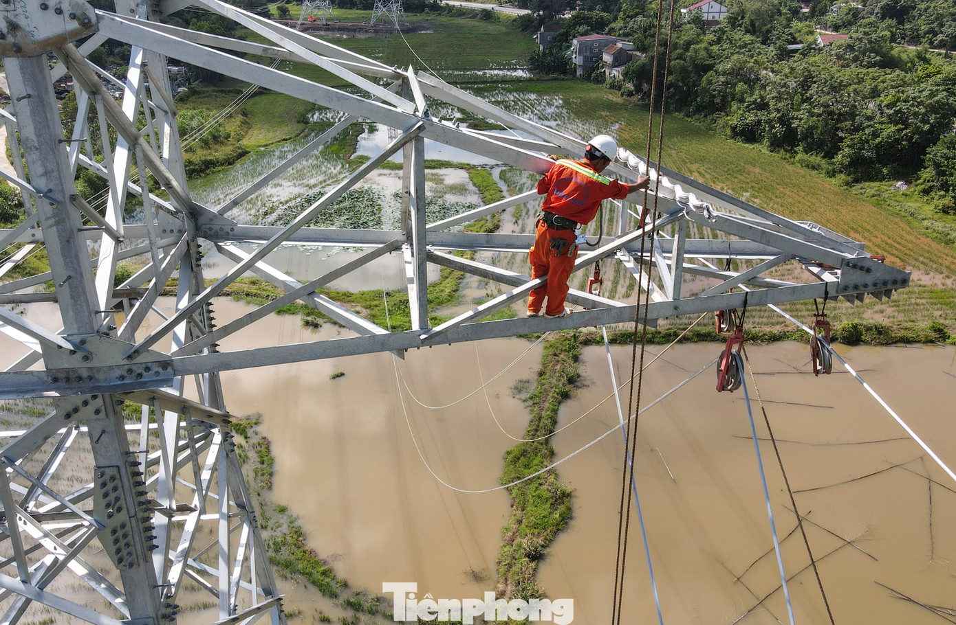 Dù nắng nóng, từng tốp công nhân vẫn bám trụ làm việc, sớm hoàn thành đường dây. Trong hình là vị trí cột qua xã Hòa Lạc (huyện Đức Thọ, Hà Tĩnh) công nhân đang hoàn thiện công đoạn cuối của việc kéo dây.