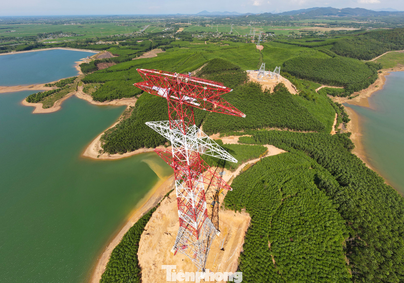 Vị trí cột 175 qua cạnh hồ Bộc Nguyên (xã Cẩm Thạch, huyện Cẩm Xuyên) đang dần hoàn thiện để chuyển sang giai đoạn kéo dây.