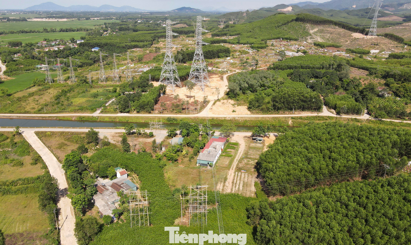 Tại các cột vượt nhà dân và kênh tưới tiêu của hồ Kẻ Gỗ qua xã Cẩm Mỹ (huyện Cẩm Xuyên), nhà thầu phải dựng giàn giáo làm giá đỡ để kéo dây.