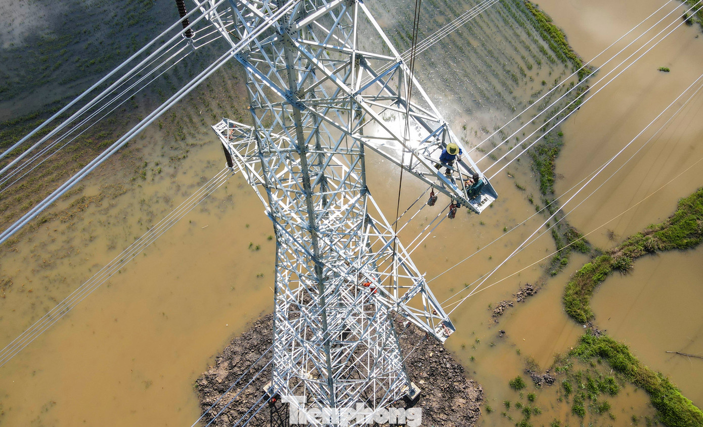 Theo thiết kế, mỗi cột điện sẽ có 26 dây (24 dây cáp điện, 1 dây cáp quang, 1 dây chống sét).