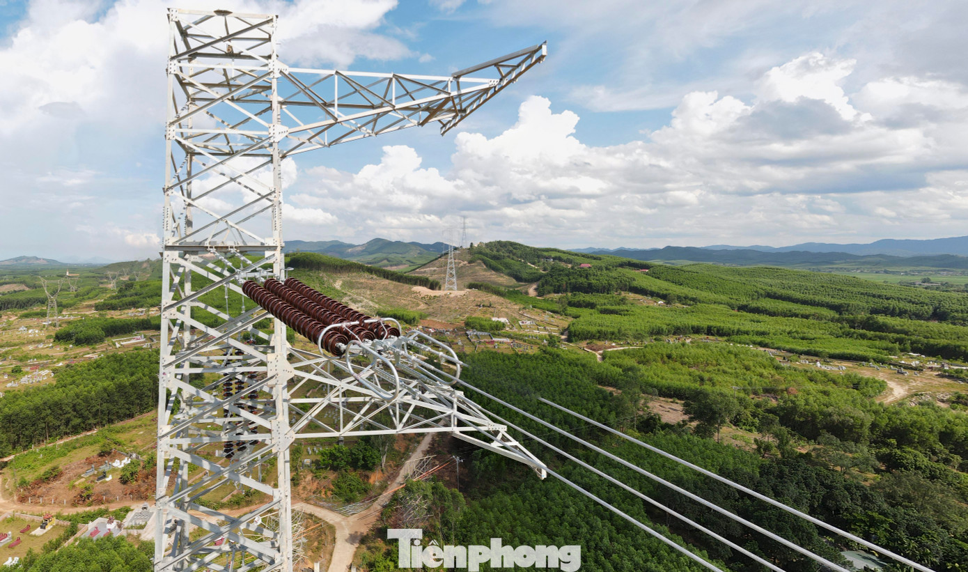 Những sợi cáp đầu tiên được kéo tại các vị trí 164-167 qua huyện Cẩm Xuyên.