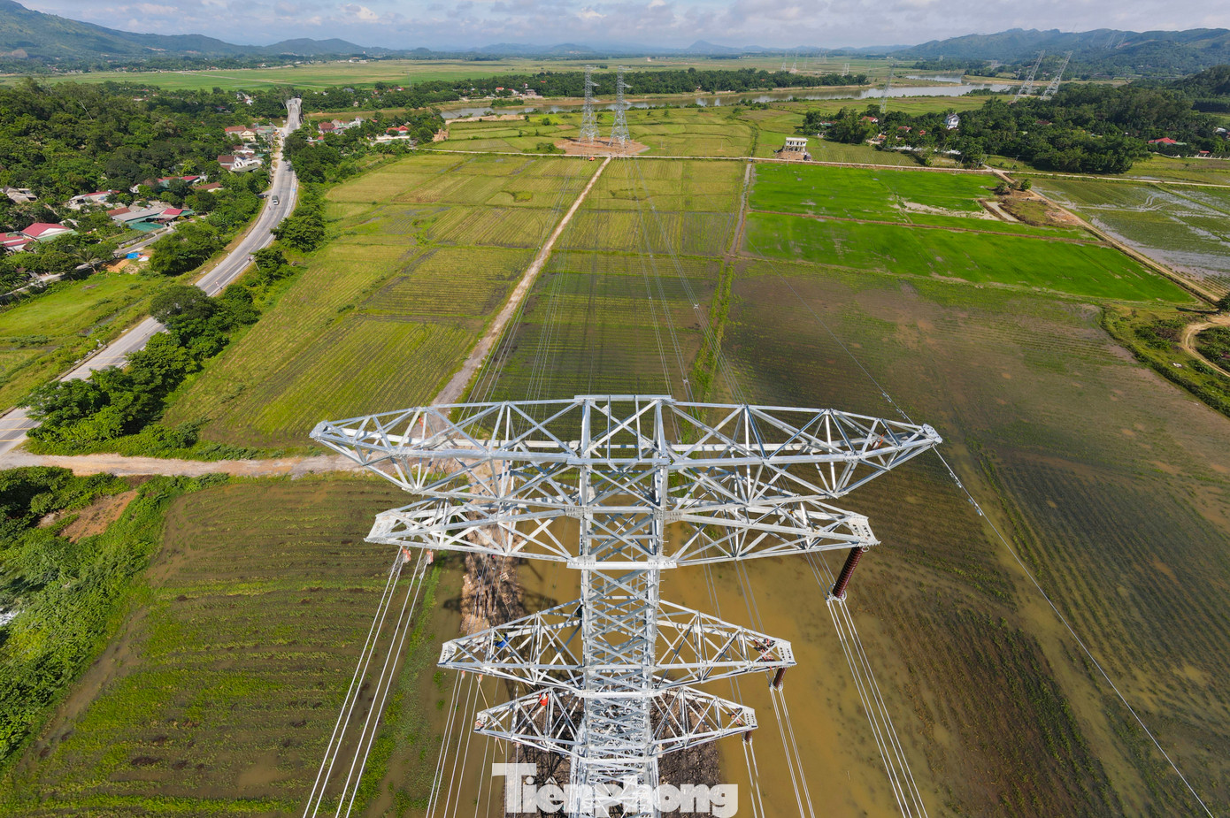 Những ngày đầu tháng 7, dù dự án đường dây 500kV mạch 3 Quảng Trạch - Phố Nối không thể đóng điện vào ngày 30/6 như mục tiêu Thủ tướng Chính phủ đề ra, song dọc tuyến đường dây, hàng nghìn cán bộ, kỹ sư, công nhân ngành điện đang nỗ lực cho việc hoàn thiện sớm dự án.