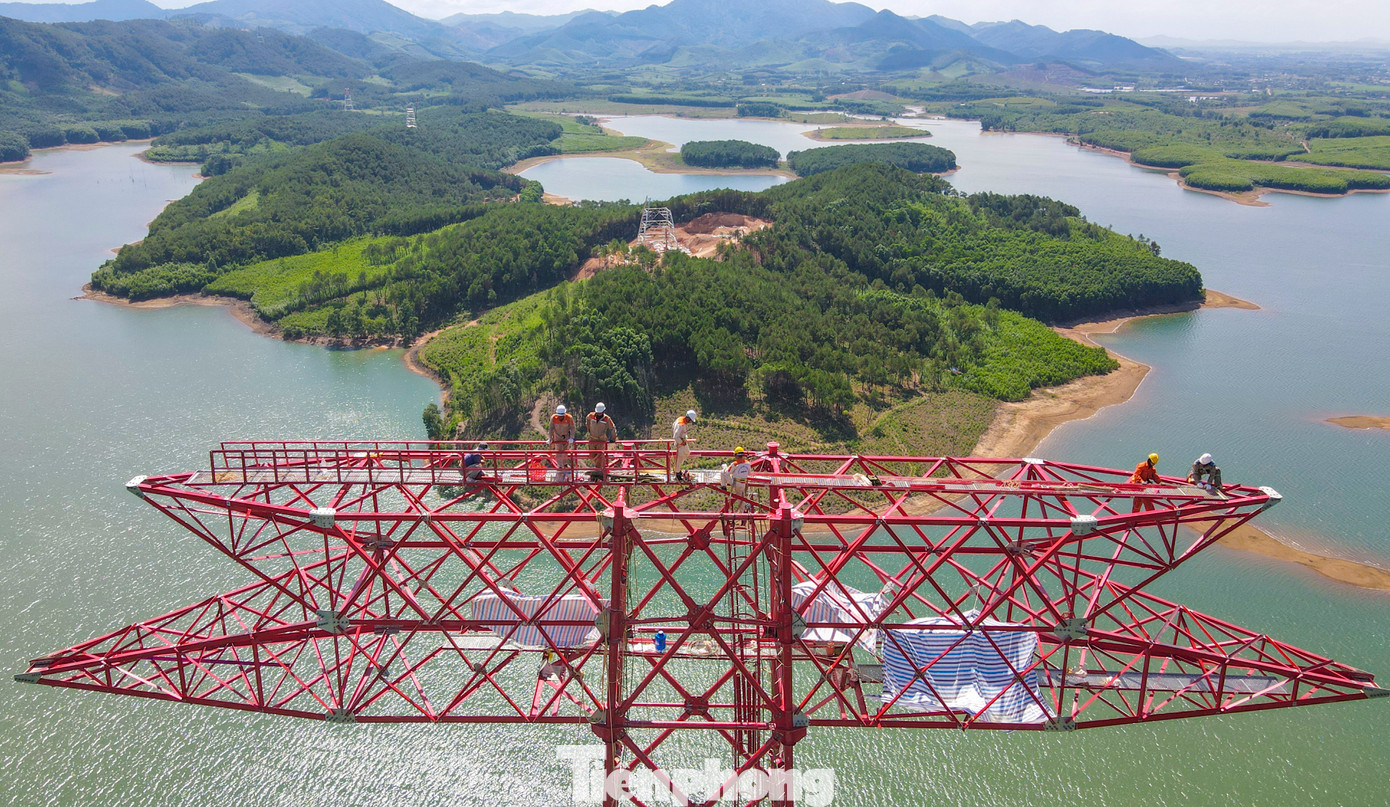 Theo kỹ sư Công ty Cổ phần Xây lắp và Dịch vụ Sông Đà, đây là một trong 3 cột đỡ cao nhất tuyến với chiều cao 145m, nặng 426 tấn, được sử dụng công nghệ ghép nối cột ống, lần đầu tiên sử dụng trong dự án đường dây siêu cao áp tại Việt Nam. Nhà thầu phải mất khá nhiều thời gian để dựng các cột này.