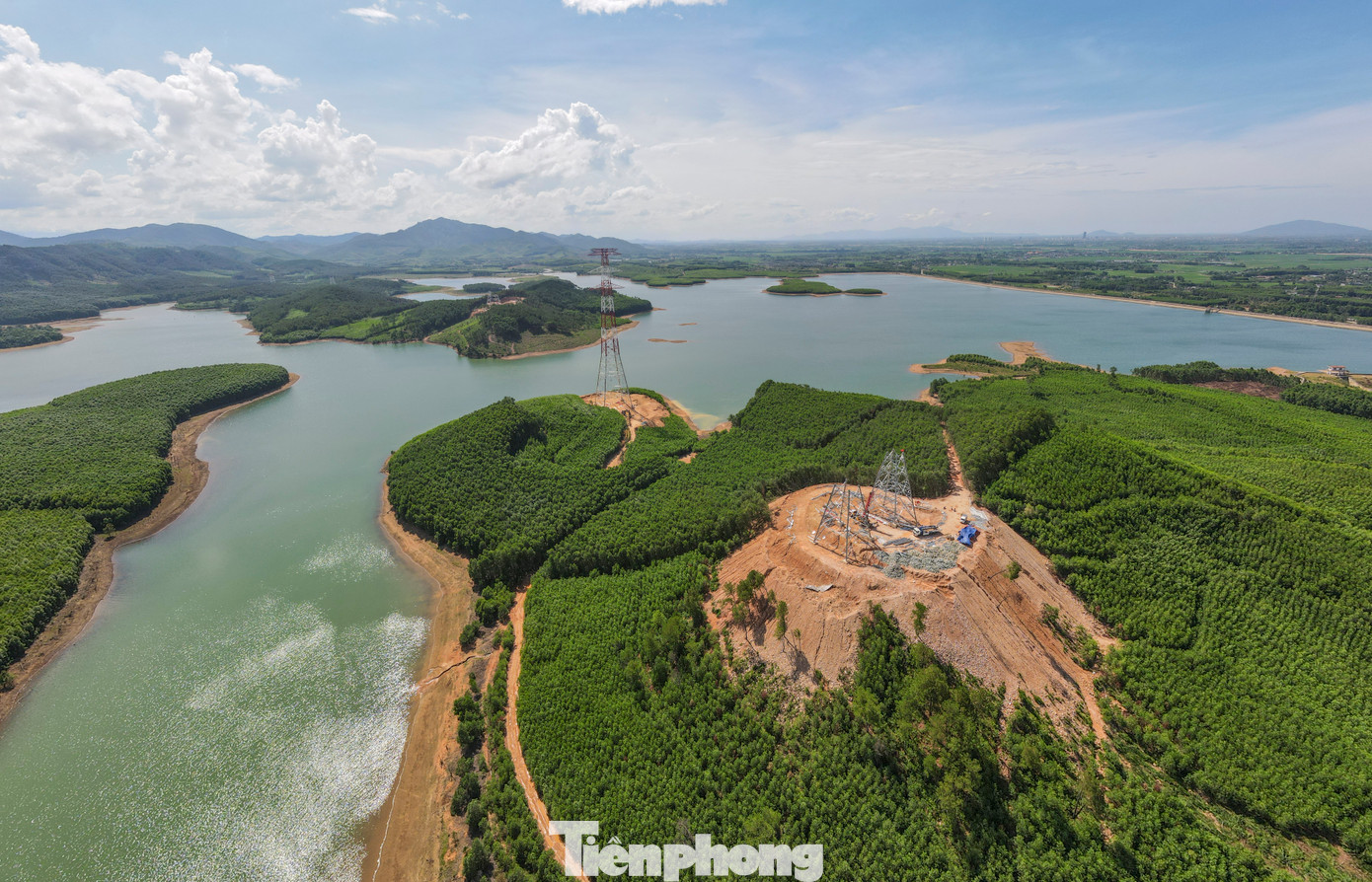 Trong khi đó, một số vị trí qua địa hình hiểm trở, đồi núi cao, sông hồ do khó khăn trong việc vận chuyển vật tư, thiết bị nên việc dựng cột đang gấp rút hoàn thành.