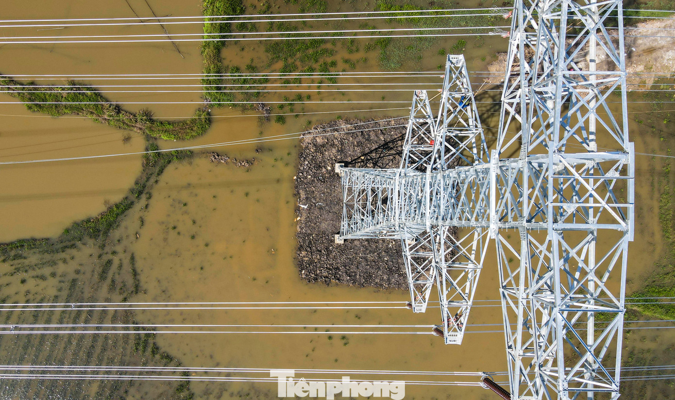 Dự án đường dây 500 kV mạch 3 đoạn qua Hà Tĩnh dài hơn 141km với 285 vị trí móng cột, 284 khoảng cột/113 khoảng néo thuộc 9 huyện, thị xã. Đây là địa phương được đánh giá có khối lượng công việc lớn nhất, địa hình khó khăn nhất trong các tỉnh có đường dây đi qua. Sau nhiều tháng thi công, đến nay nhiều vị trí trên tuyến việc kéo dây đang dần hoàn thiện.