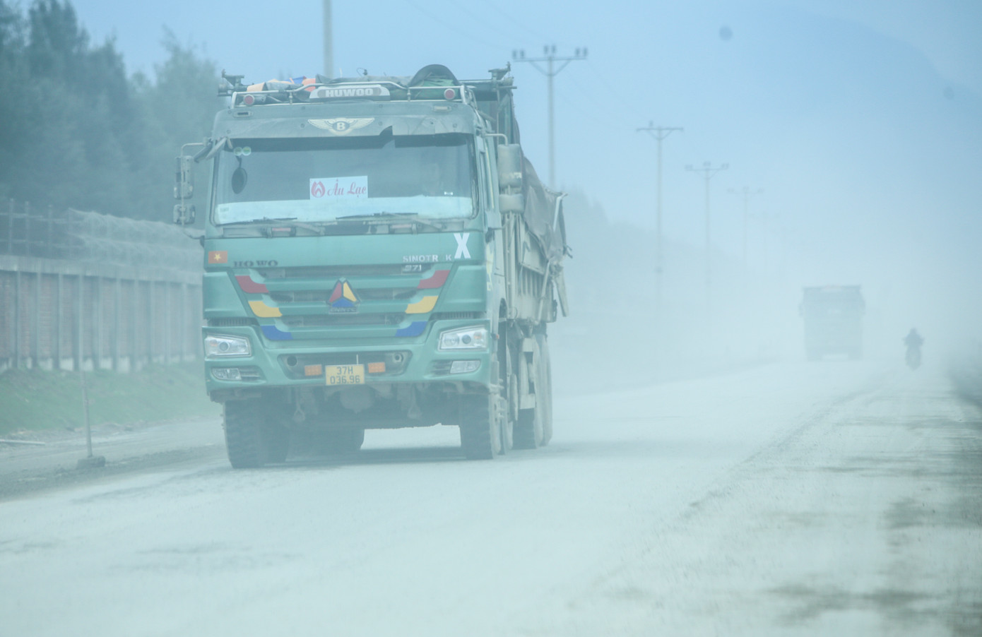 Mỗi ngày có hàng trăm lượt xe Howo mang biển số Hà Tĩnh, Quảng Bình, Nghệ An chở đất, đá, bê tông nối đuôi nhau chạy rầm rầm trên các tuyến đường về Khu kinh tế Vũng Áng.
