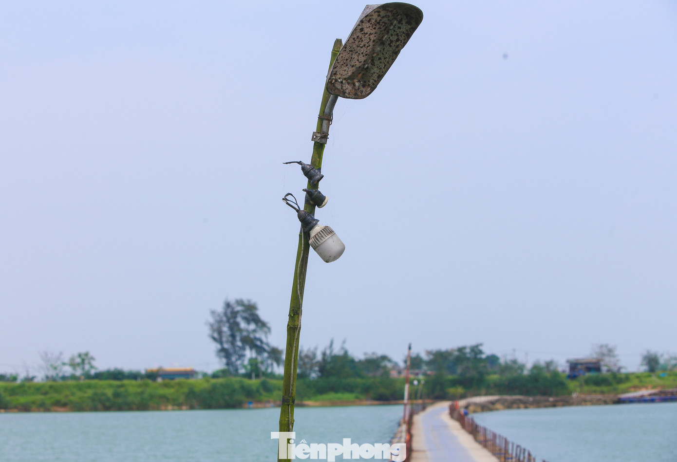 Để đảm bảo an toàn cho người dân qua lại về đêm, dọc theo cầu phao còn lắp hệ thống bóng điện chiếu sáng.