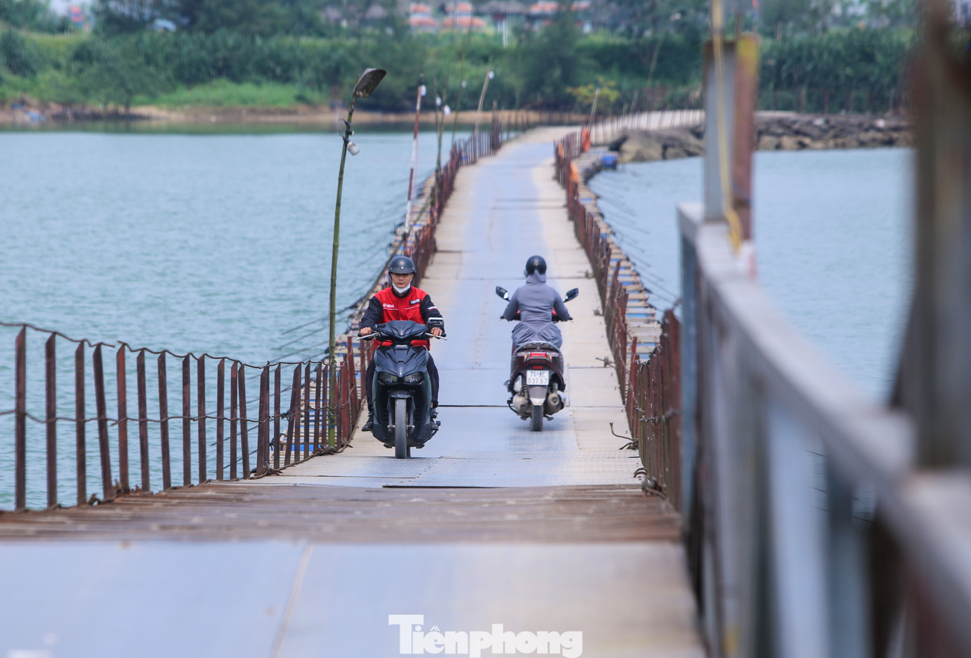 "Cầu phao đi cũng khá nguy hiểm nhưng giúp bà con đi lại nhanh hơn, con em đi học cũng rút ngắn thời gian. Dù có thu phí nhưng cũng là để bảo dưỡng cầu nên mọi người rất hài lòng”, người dân xã Triệu Độ chia sẻ.