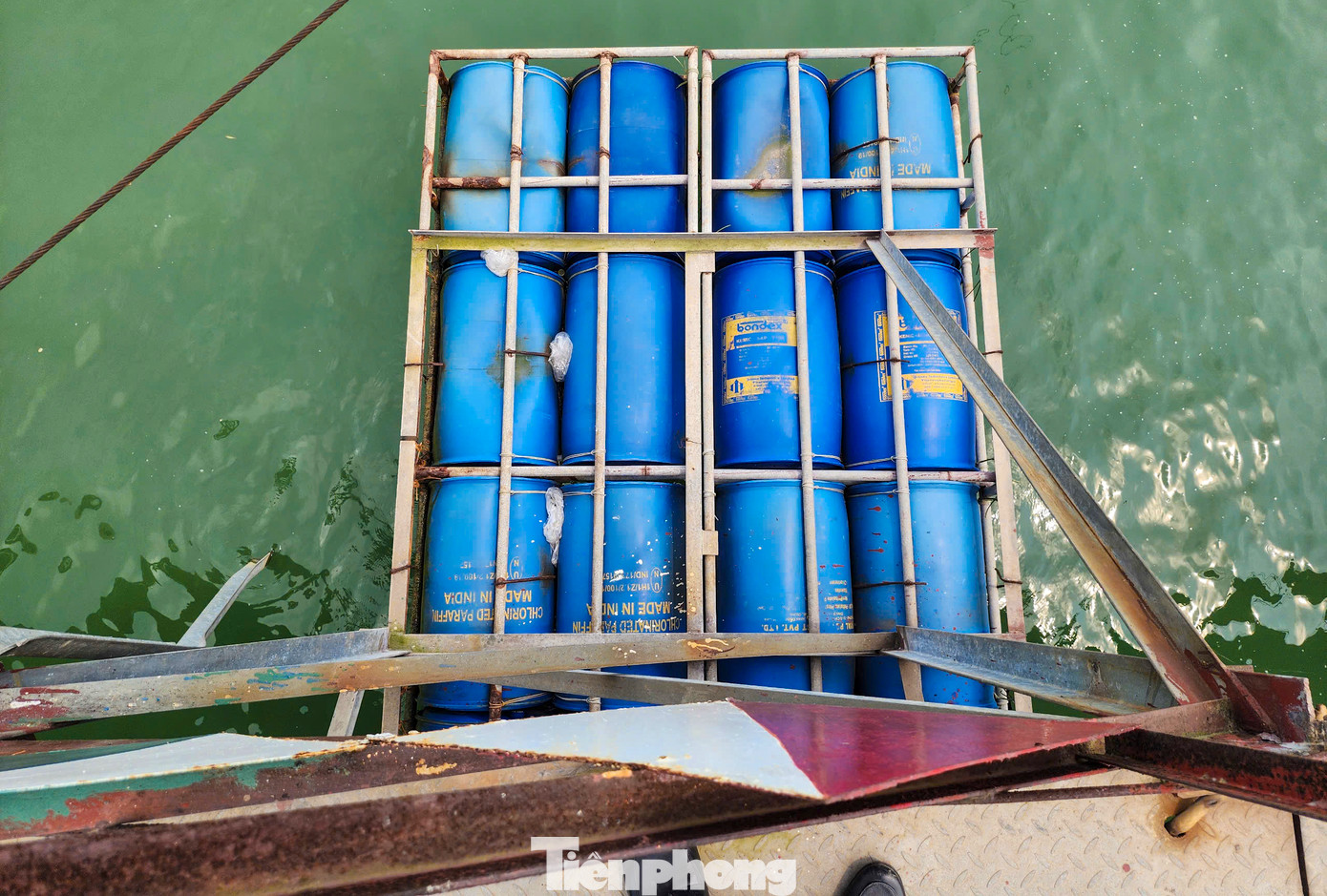 Hàng trăm thùng nhựa được liên kết với nhau bằng khung sắt, chằng nối dây chắc chắn để nâng đỡ khung cầu.