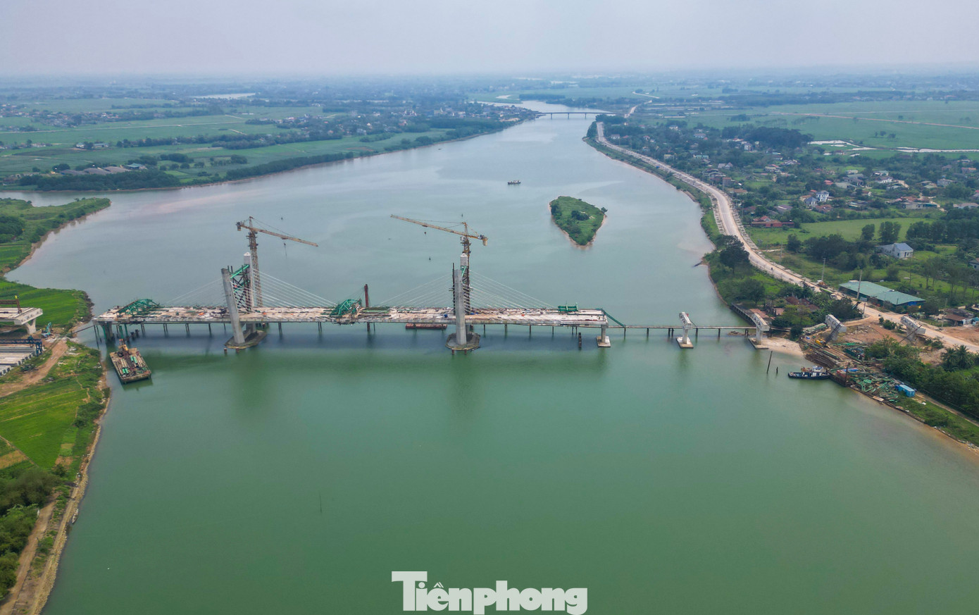 Cách cầu phao Triệu Độ gần 1km là cầu Thạch Hãn 1 đang được xây dựng kiên cố.