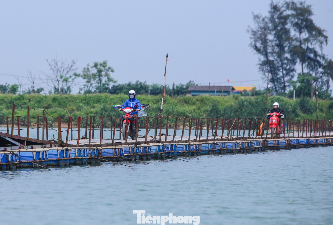 Xã Triệu Độ cách trung tâm TP Đông Hà chừng 4km, nhưng trước khi có cầu phao dân Triệu Độ hoặc đi đò hoặc vòng vào tận thị trấn Ái Tử, rồi theo quốc lộ 1A ra Đông Hà đến tận 34km. Năm 2013, khi cầu Đại Lộc (xã Triệu Thuận, huyện Triệu Phong) được khánh thành, khoảng cách có rút ngắn còn khoảng 10km. Tuy nhiên, người dân nơi đây vẫn chọn đi cầu phao vì rút ngắn khoảng cách, thời gian lẫn giảm chi phí xăng xe.