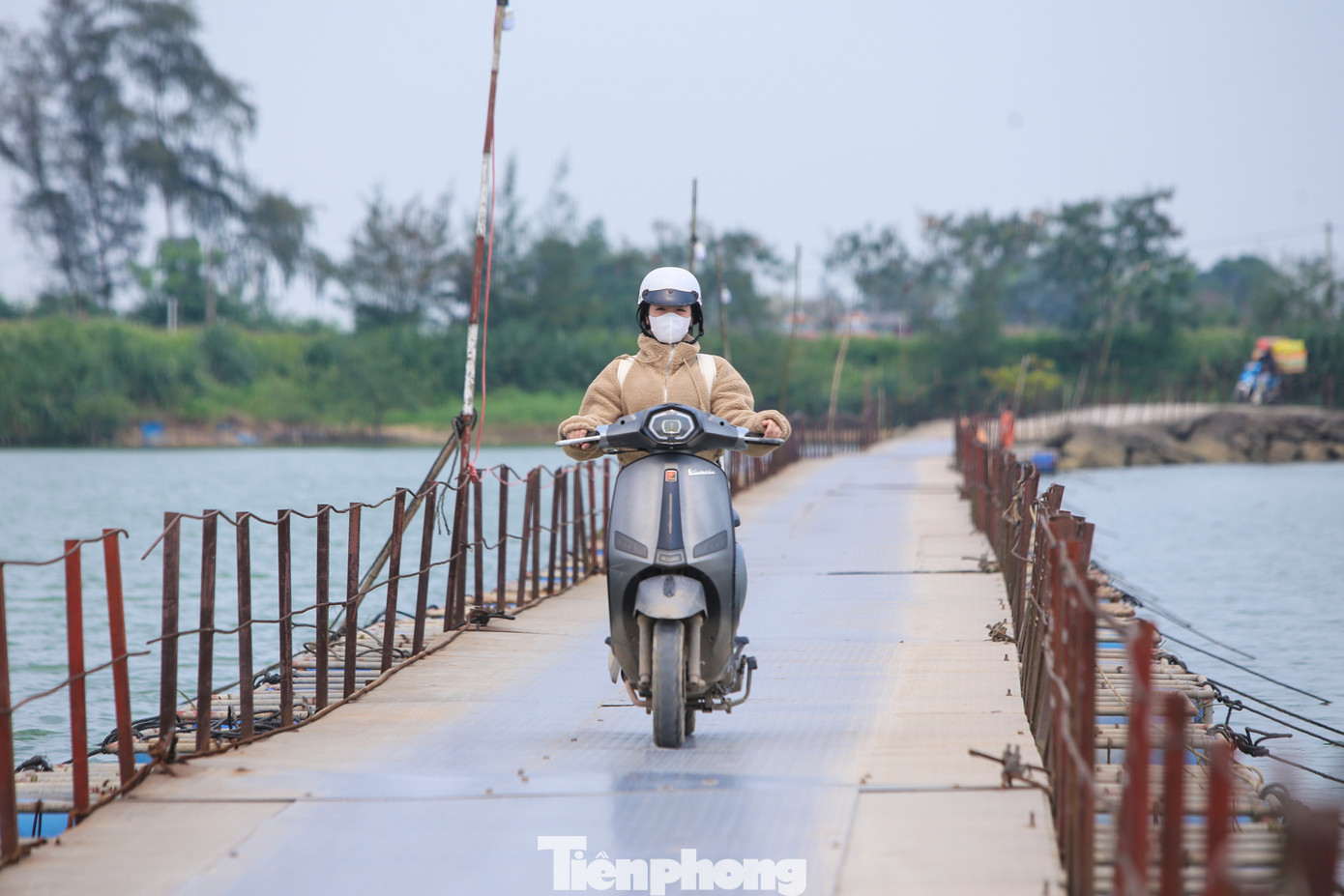 Bà Trương Thị Kim Cúc - Chủ tịch UBND xã Triệu Độ cho biết, toàn xã có 5 thôn với hơn 1.500 hộ dân. Để phục vụ nhu cầu đi lại, giao thương, cây cầu phao đã được các hộ dân xây dựng. “Cầu phao Triệu Độ lâu nay giúp rất nhiều cho người dân địa phương trong đi lại, giao thương và cả học sinh học hành. Sau này khi cầu Thạch Hãn 1 hoàn thành, đưa vào sử dụng có thể cầu phao sẽ không còn sử dụng”, vị lãnh đạo địa phương cho hay.