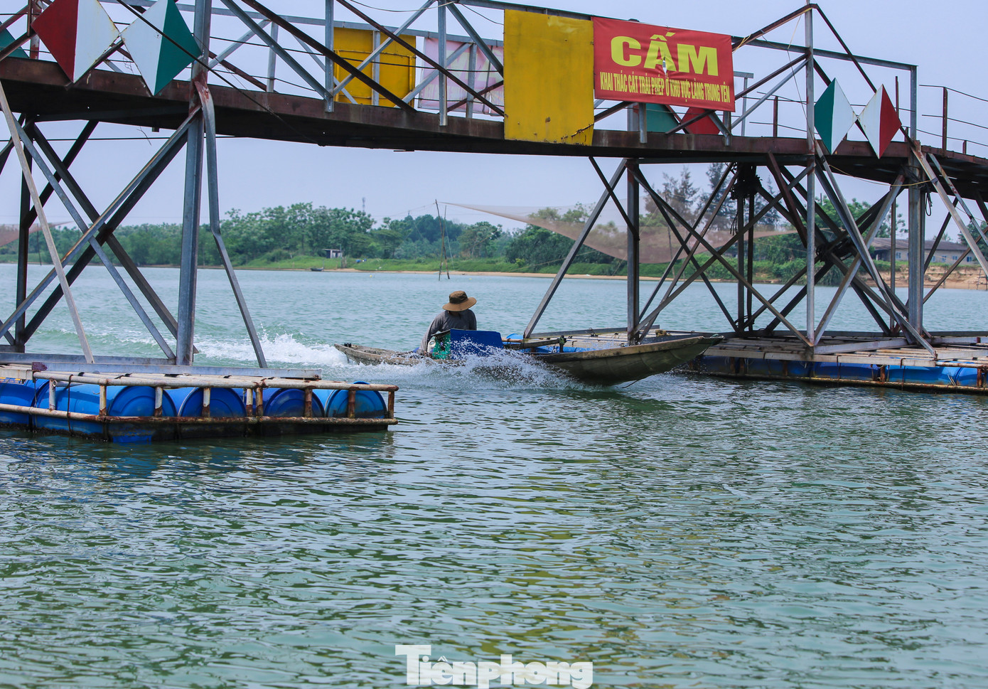 Một số vị trí được thiết kế nâng khung thép, trụ cao 2-3m từ mặt nước lên để thuận lợi cho tàu thuyền người dân đánh bắt hải sản qua lại.