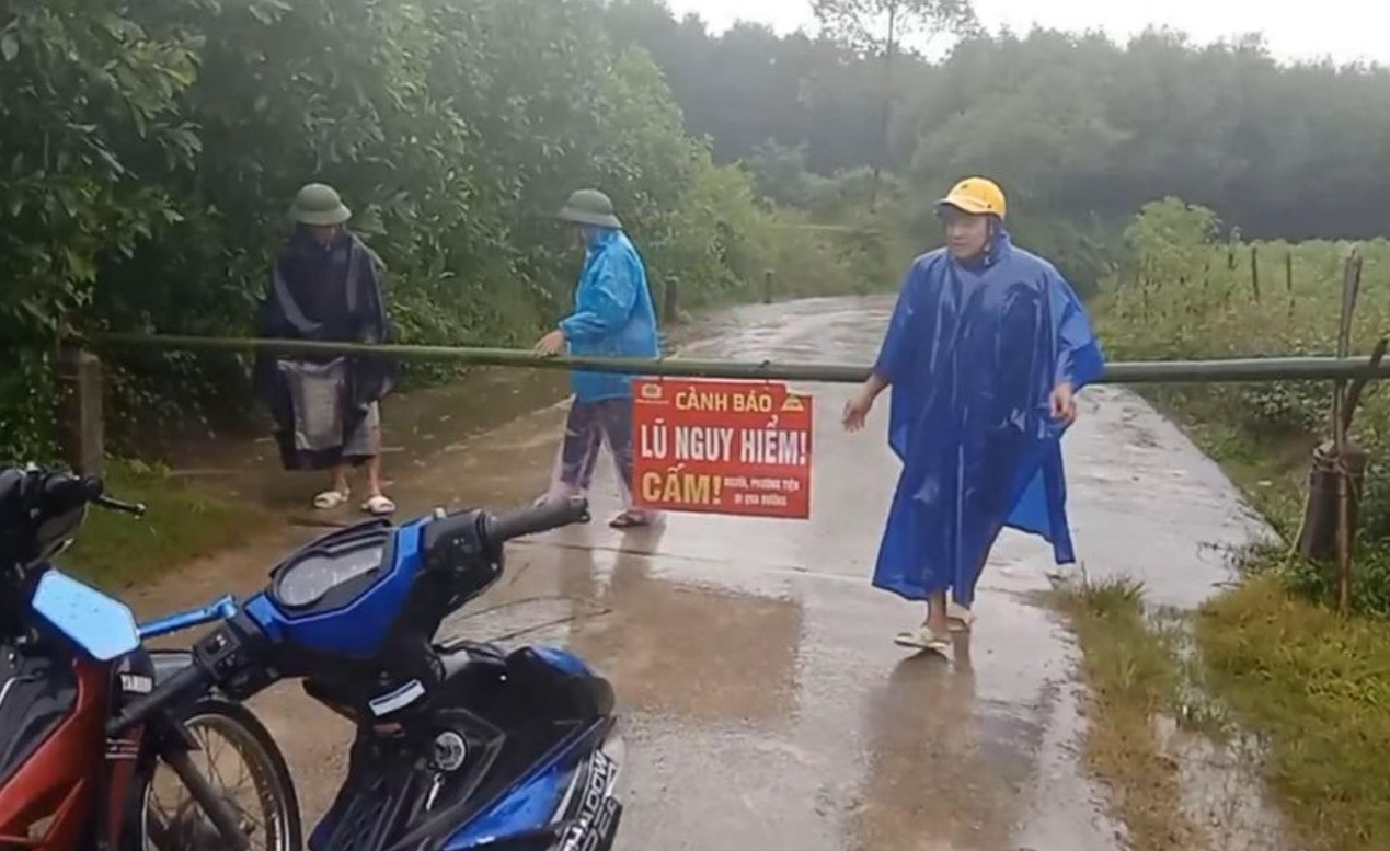 Địa phương cắm biển cảnh báo, hướng dẫn người dân không di chuyển qua vùng nguy hiểm. Địa phương cắm biển cảnh báo, hướng dẫn người dân không di chuyển qua vùng nguy hiểm.