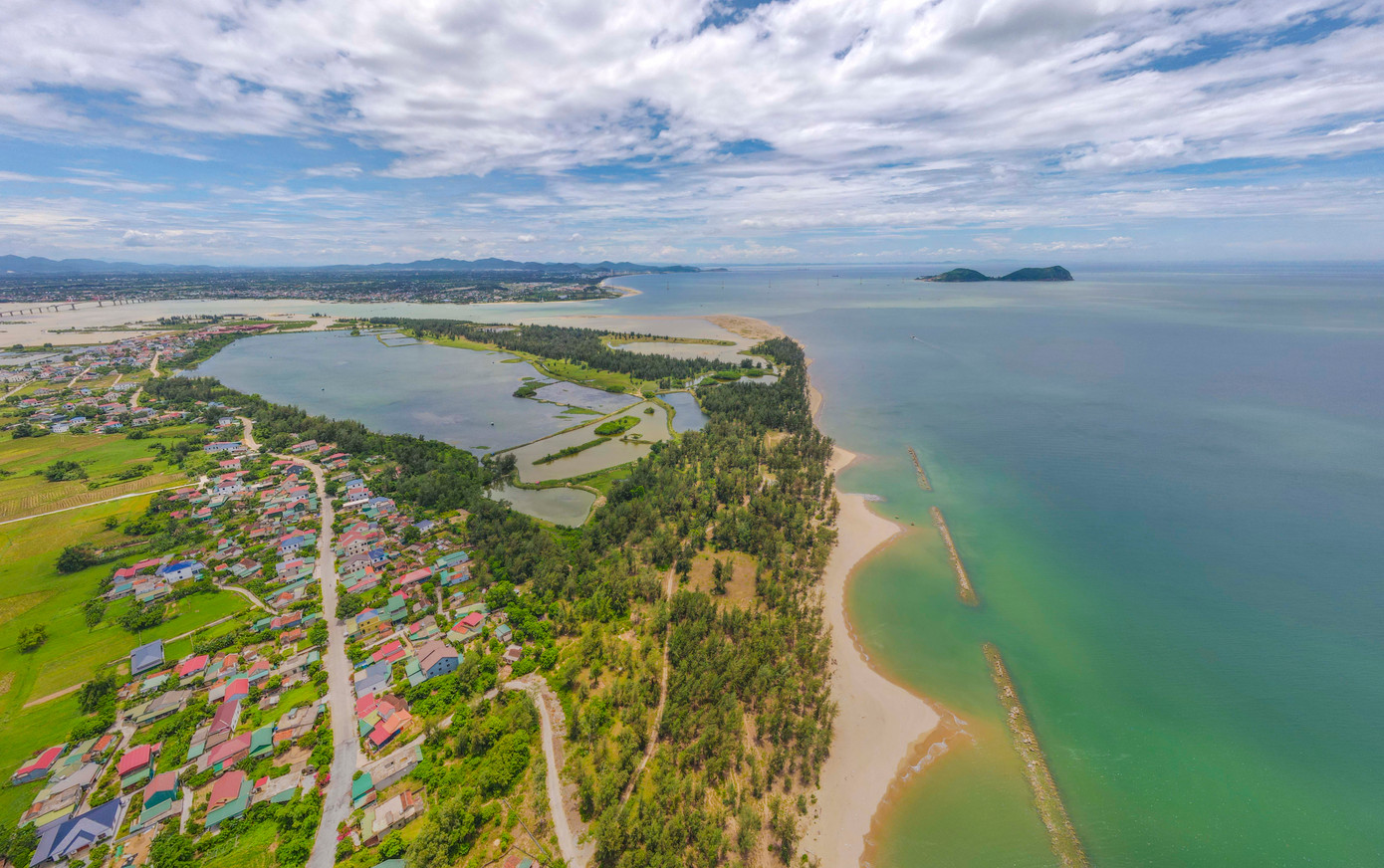 Cách biển Xuân Thành khoảng 10km đến nay có dự án Khu du lịch sinh thái biển Xuân Hội đã được UBND tỉnh Hà Tĩnh chấp thuận đầu tư với tổng mức gần 4.000 tỷ đồng. Dự án sẽ có quy mô hơn 92ha, tiếp giáp gần cầu Cửa Hội bắc qua sông Lam, nối Nghệ An và Hà Tĩnh. Cách biển Xuân Thành khoảng 10km đến nay có dự án Khu du lịch sinh thái biển Xuân Hội đã được UBND tỉnh Hà Tĩnh chấp thuận đầu tư với tổng mức gần 4.000 tỷ đồng. Dự án sẽ có quy mô hơn 92ha, tiếp giáp gần cầu Cửa Hội bắc qua sông Lam, nối Nghệ An và Hà Tĩnh.