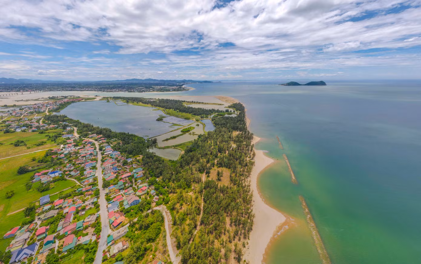 Cách biển Xuân Thành khoảng 10km đến nay có dự án Khu du lịch sinh thái biển Xuân Hội đã được UBND tỉnh Hà Tĩnh chấp thuận đầu tư với tổng mức gần 4.000 tỷ đồng. Dự án sẽ có quy mô hơn 92ha, tiếp giáp gần cầu Cửa Hội bắc qua sông Lam, nối Nghệ An và Hà Tĩnh.