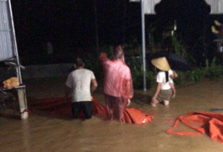 Người dân Cẩm Xuyên trắng đêm chạy lũ.