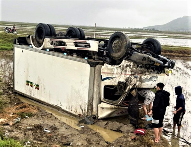 Vụ tai nạn nghiêm trọng làm bé gái 2 tuổi tử vong, 9 người khác nhập viện cấp cứu.