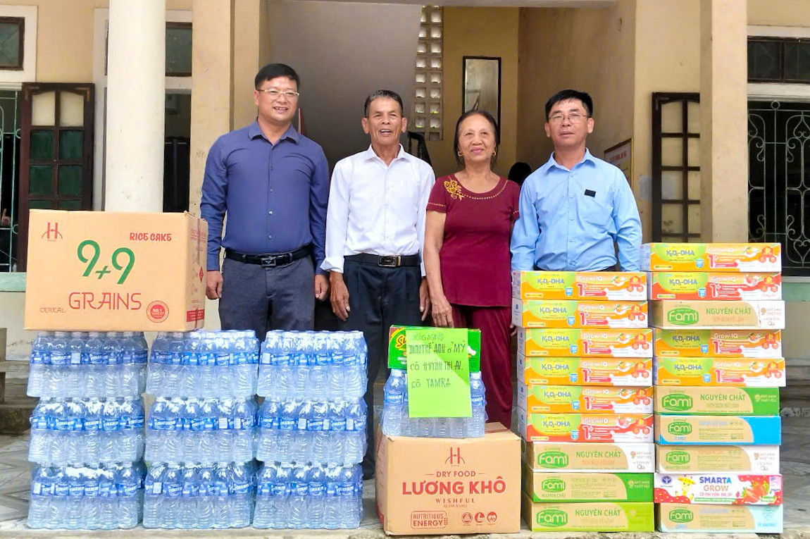 Cá khô rim lạc, nước uống, sữa cùng nhu yếu phẩm cần thiết... với giá trị gần 400 triệu đồng được quyên góp, đưa đến bà con vùng lũ phía Bắc.