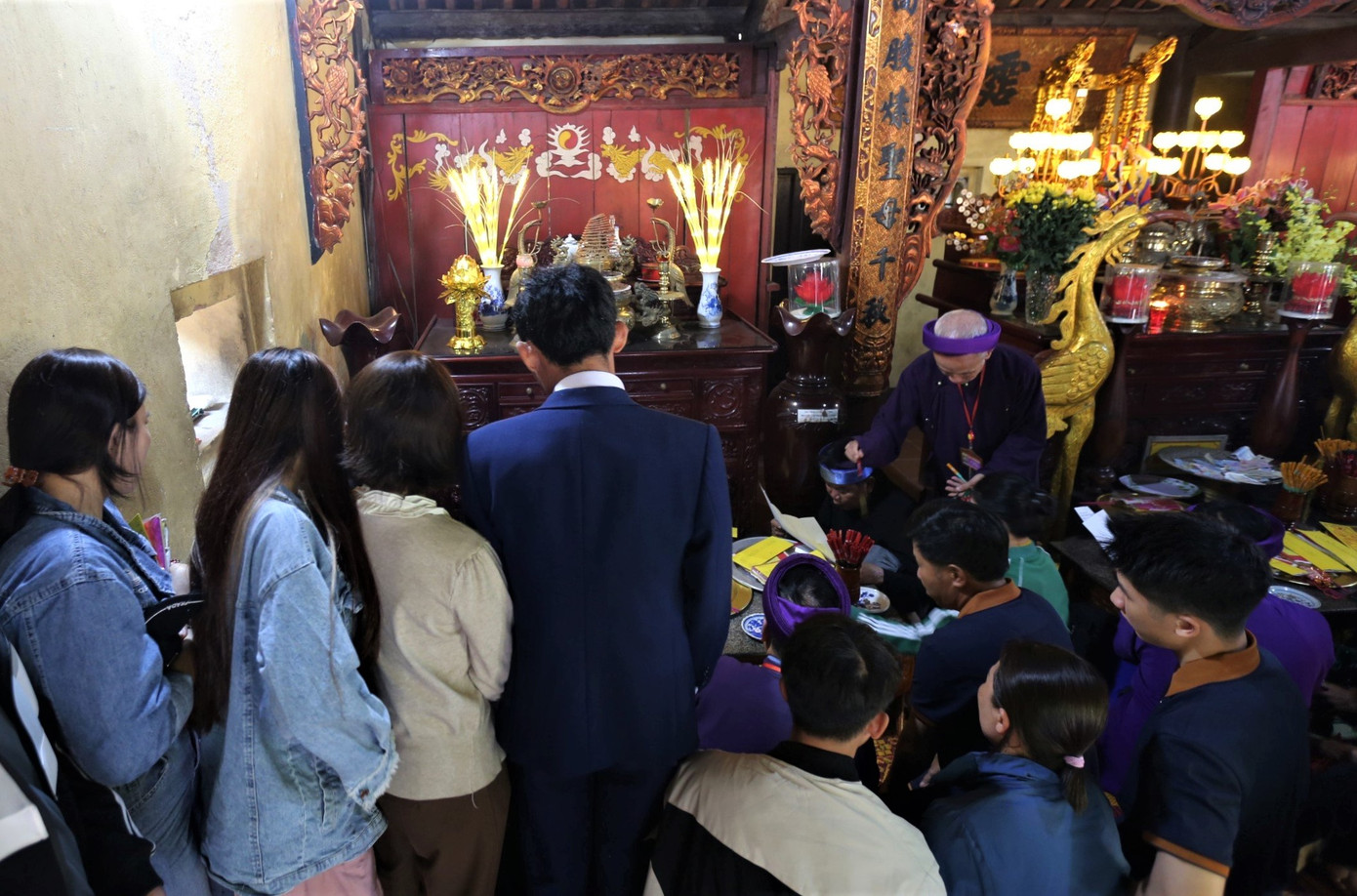 Lượng khách đổ về quá đông khiến chính điện luôn trong tình trạng đông đúc, đứng chen chúc để làm lễ trong đền.