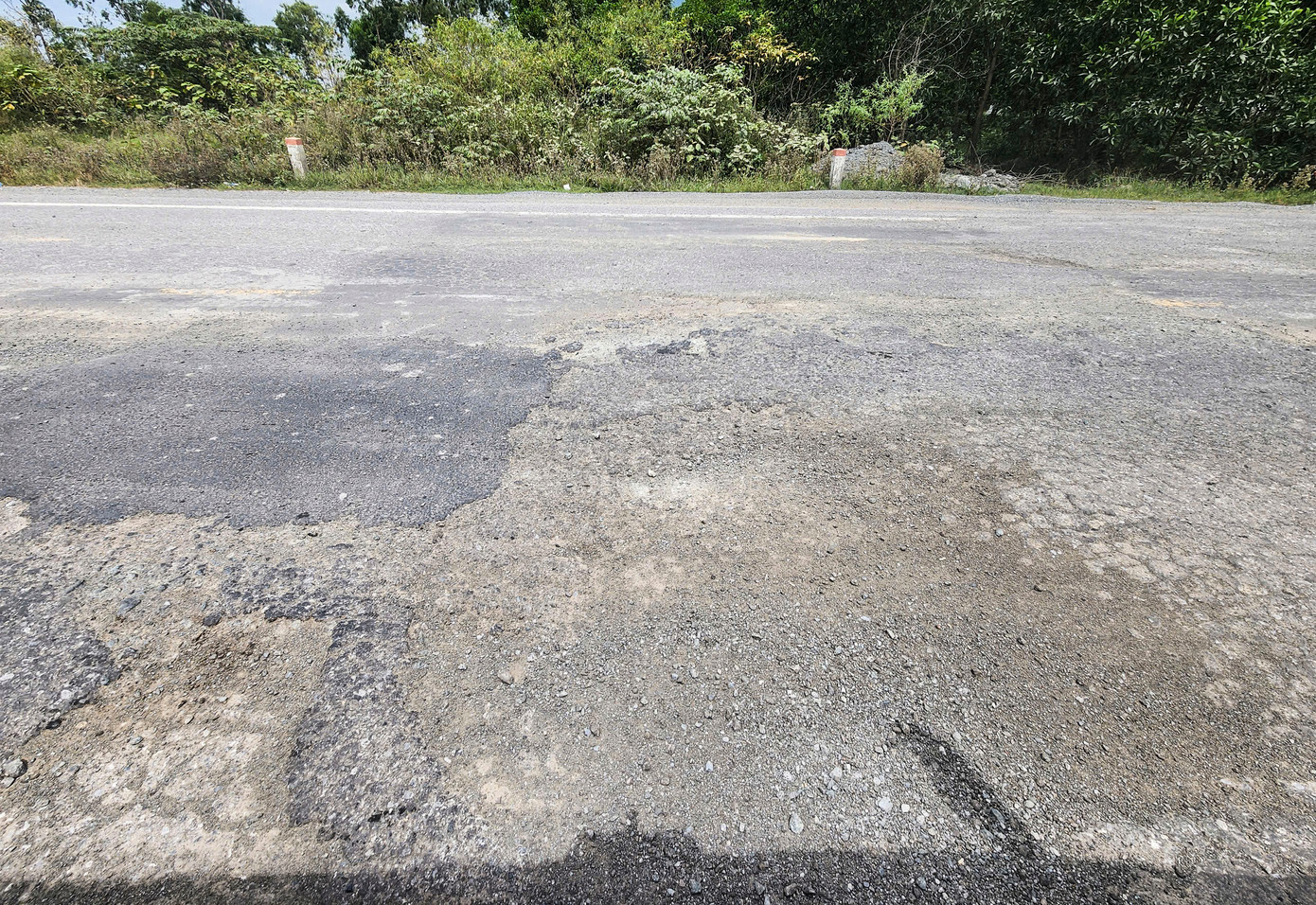 Ngoài ra, nhiều tuyến đường qua Cụm Công nghiệp Kỳ Hưng, đường Trần Phú, Phan Phú Tiên, các tuyến từ Quốc lộ 1A ra tuyến tránh thị xã Kỳ Anh... di chuyển về Khu kinh tế Vũng Áng cũng xảy ra tình trạng hư hỏng, xuống cấp nghiêm trọng.