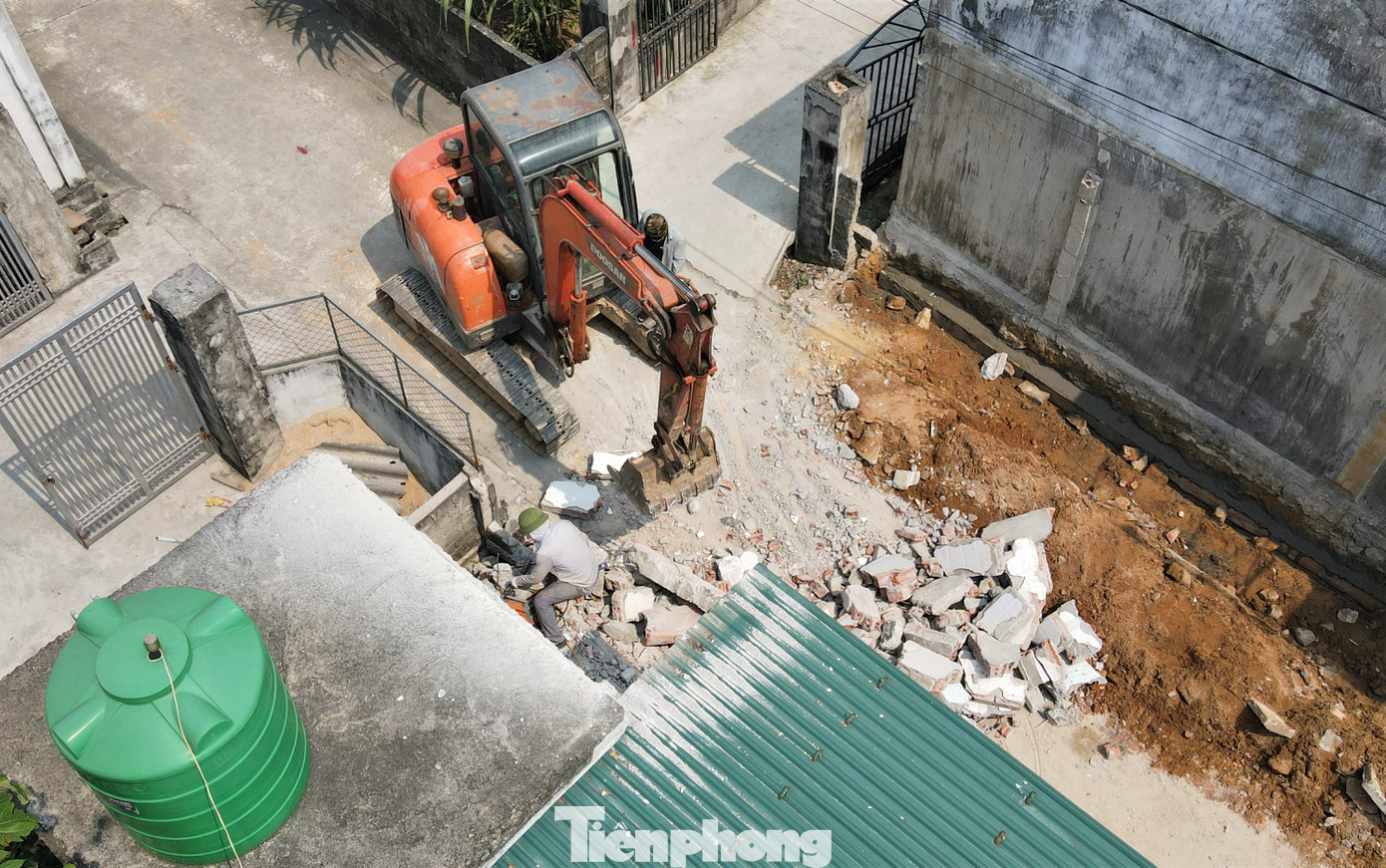 Việc này được thực hiện sau khi hàng chục hộ dân đồng thuận tháo dỡ nhà, công trình kiên cố và hiến đất để mở rộng đường.